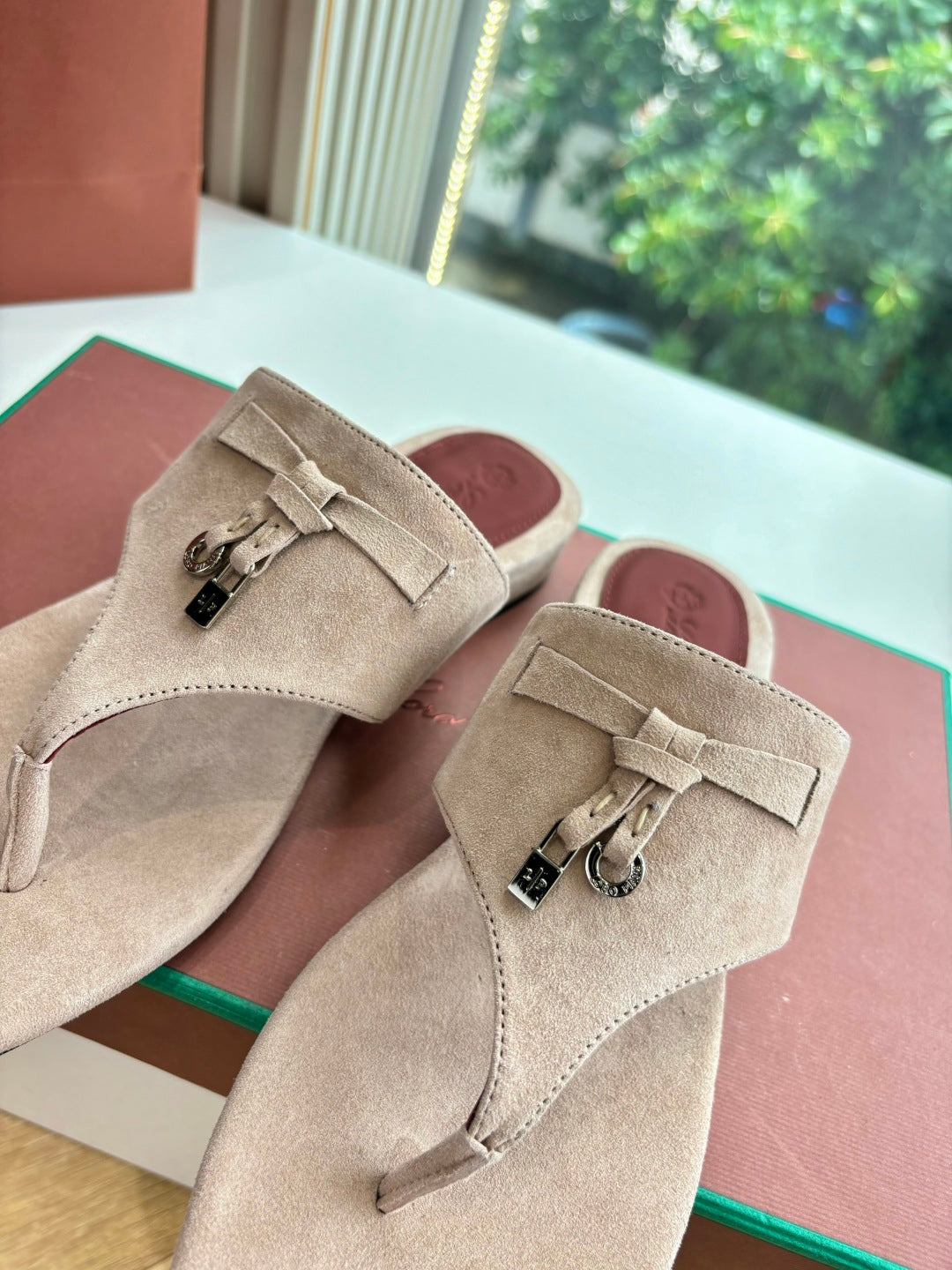 LP THONG SANDALS 25S IN WARM BEIGE SUEDE