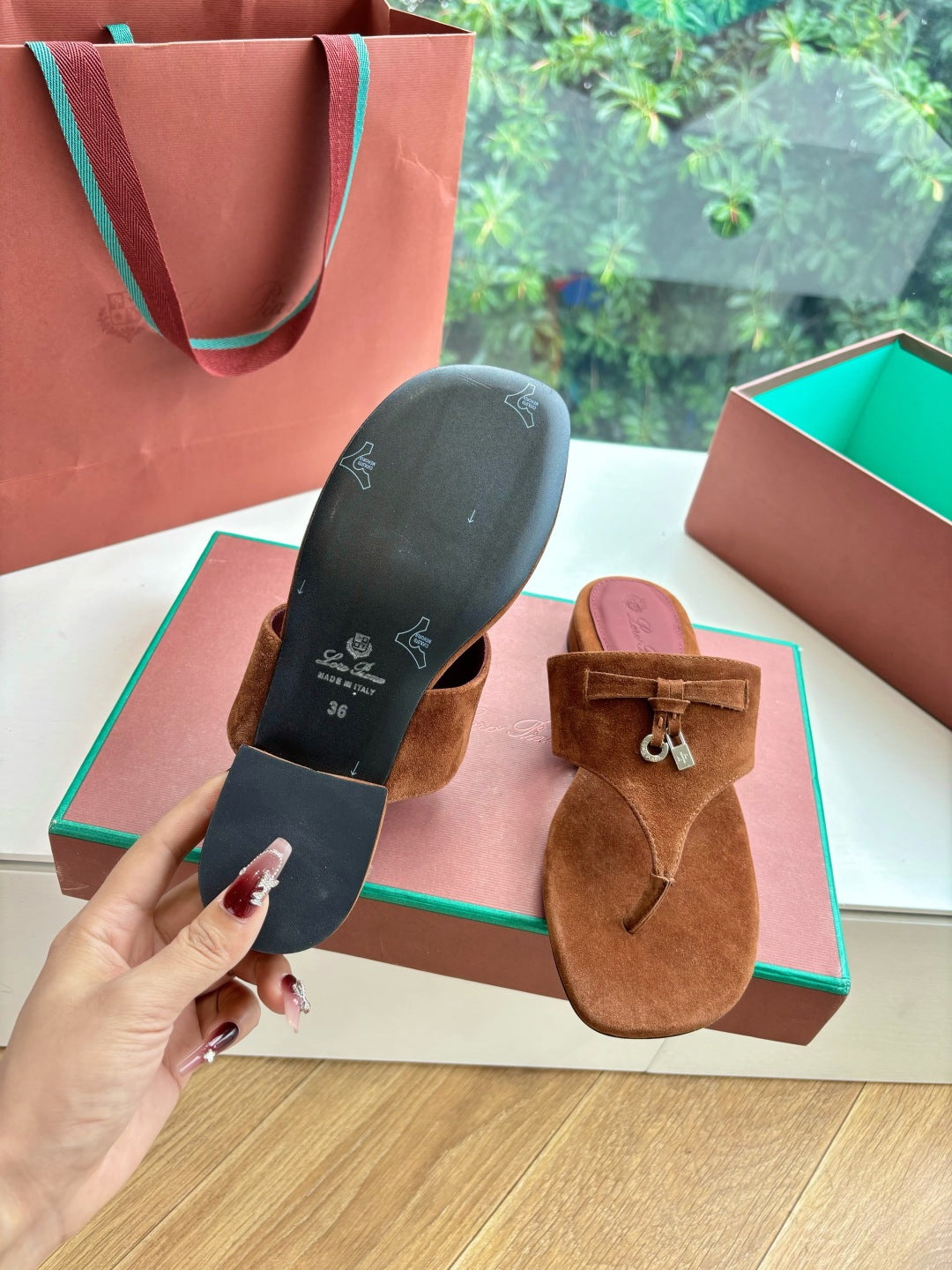 LP THONG SANDALS 25S IN BROWN SUEDE