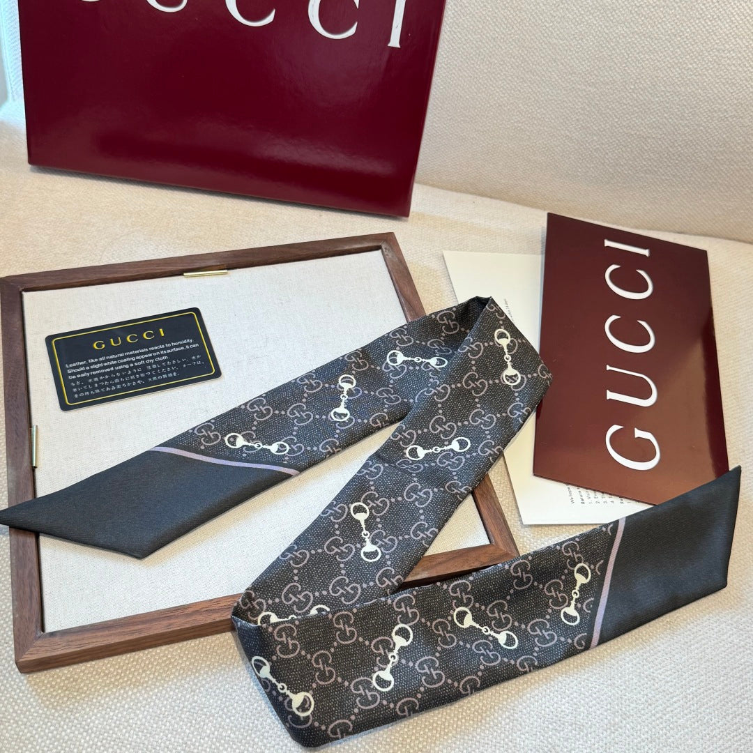 GUCCI 26S SCARF 90 IN SILK 156518