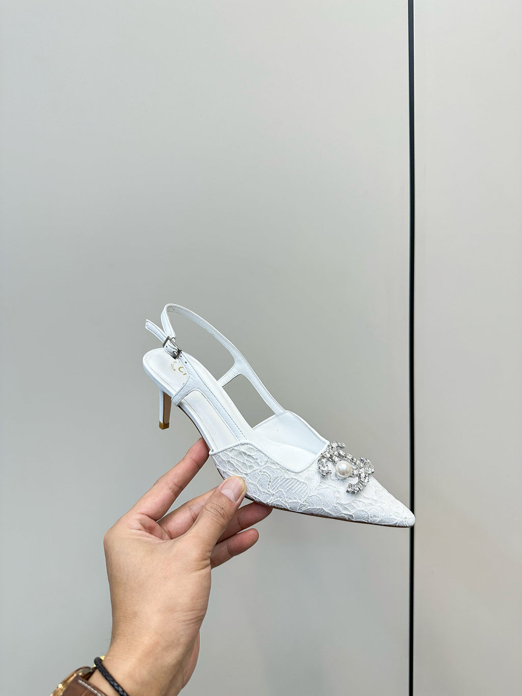 CC SLINGBACK 25S IN WHITE LACE FABRIC WITH SILVER HARDWARE