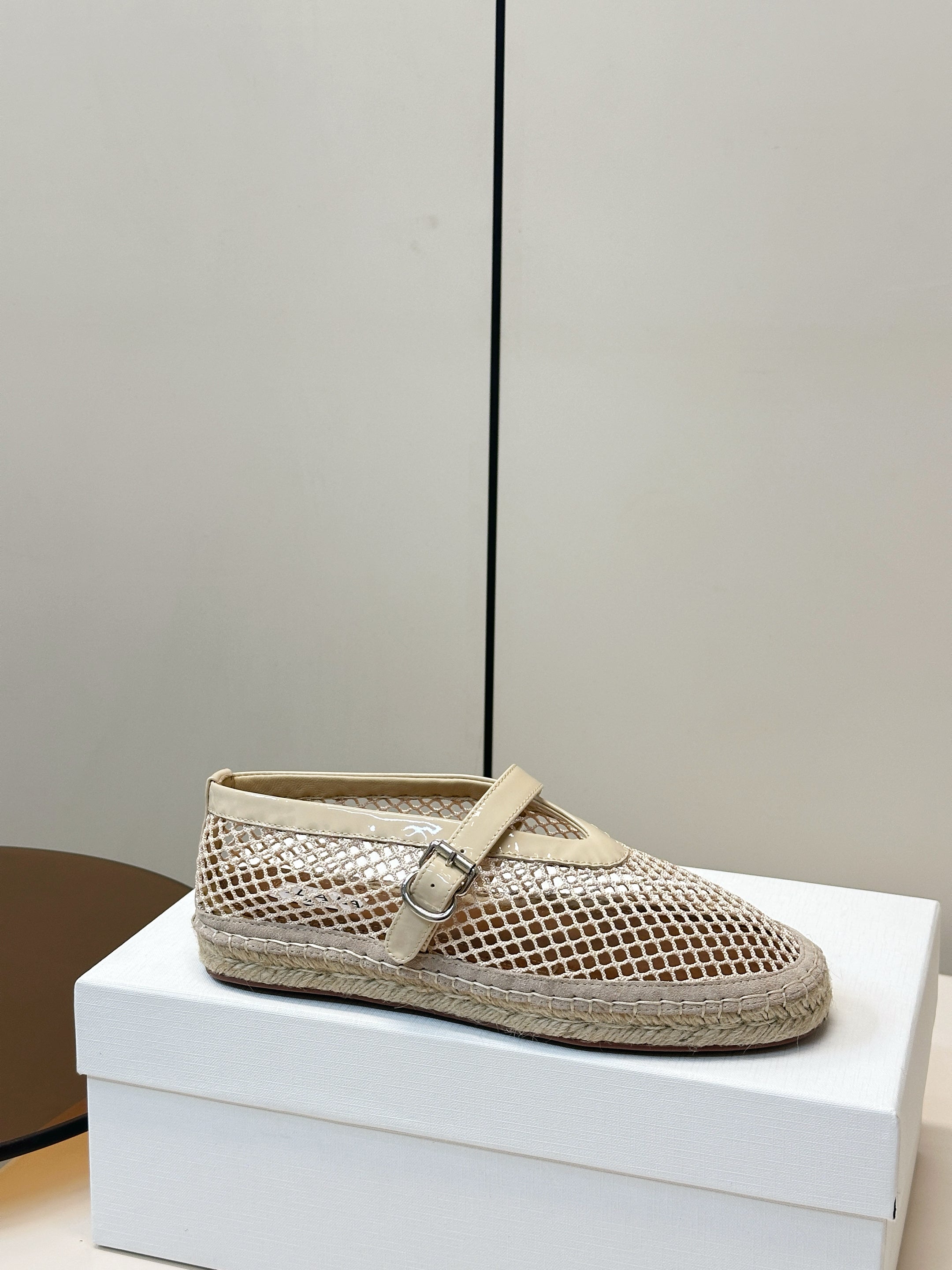 ALAIA 26S MESH ESPADRILLES IN BEIGE SOFT PATENT LEATHER