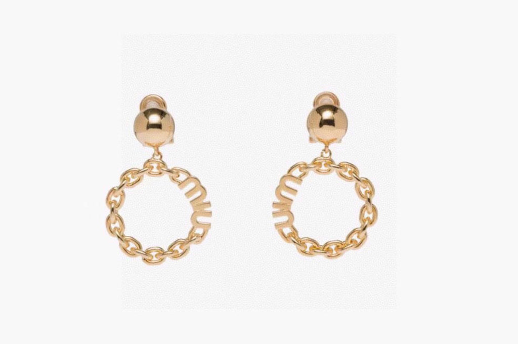MIUMIU 26S CHAIN HOOP LOGO DROP EARRINGS IN GOLD TONE METAL 617564