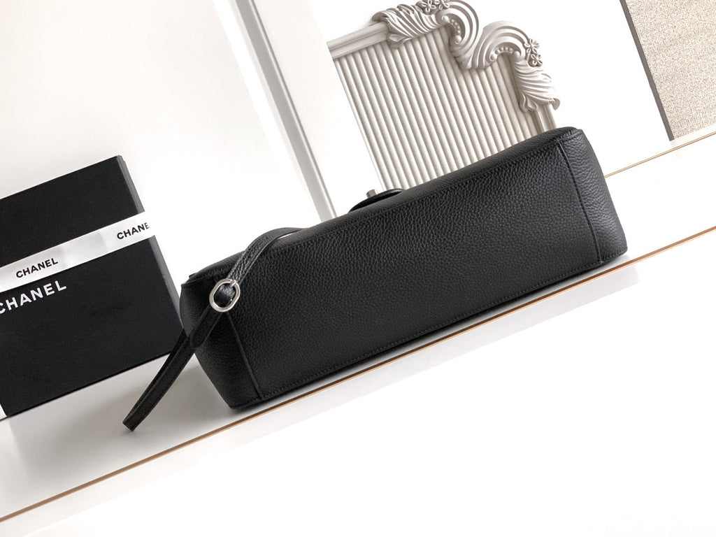 CHANEL 26S SOUPLISSIMO MAXI FLAP MEDIUM 32 IN BLACK GRAINED CALFSKIN SILVER HARDWARE