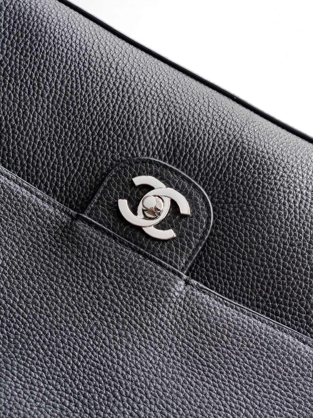 CHANEL 26S SOUPLISSIMO MAXI FLAP MEDIUM 32 IN BLACK GRAINED CALFSKIN SILVER HARDWARE
