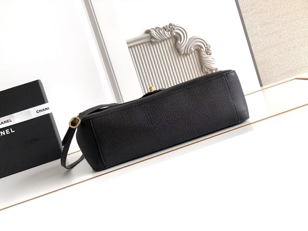 CHANEL 26S SOUPLISSIMO MAXI FLAP MEDIUM 32 IN BLACK GRAINED CALFSKIN GOLD HARDWARE