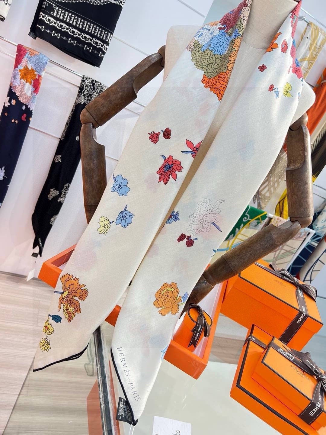 HERMES 26S SCARF 140 IN CASHMERE AND SILK 303340