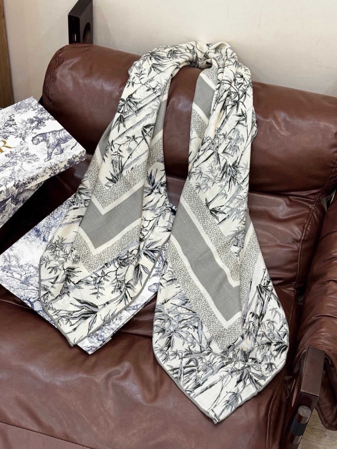 DIOR 26S SCARF 140CM IN CASHMERE SILK 304677