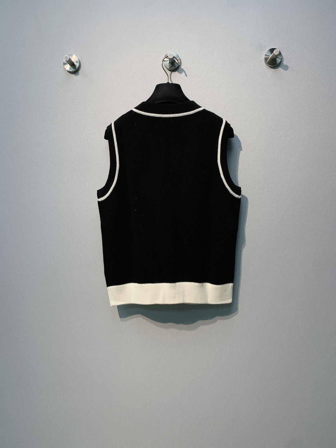 CHANEL 26S SLEEVELESS V-NECK BLAZER 670