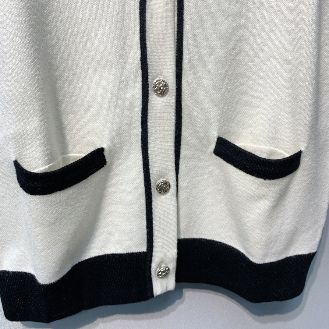 CHANEL 26S SLEEVELESS V-NECK BLAZER 669