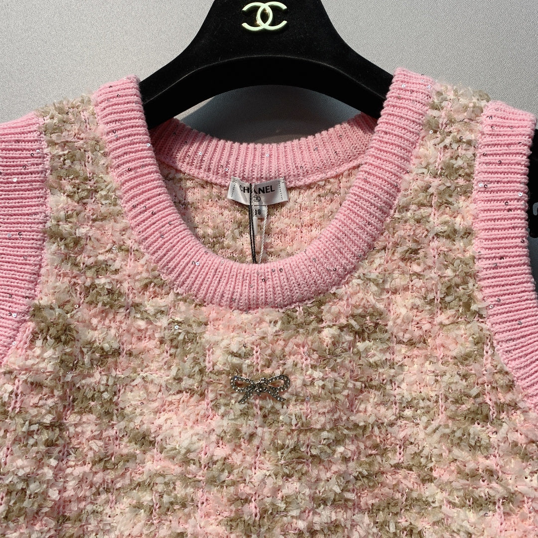 CHANEL 26S SLEEVELESS SWEATER 827
