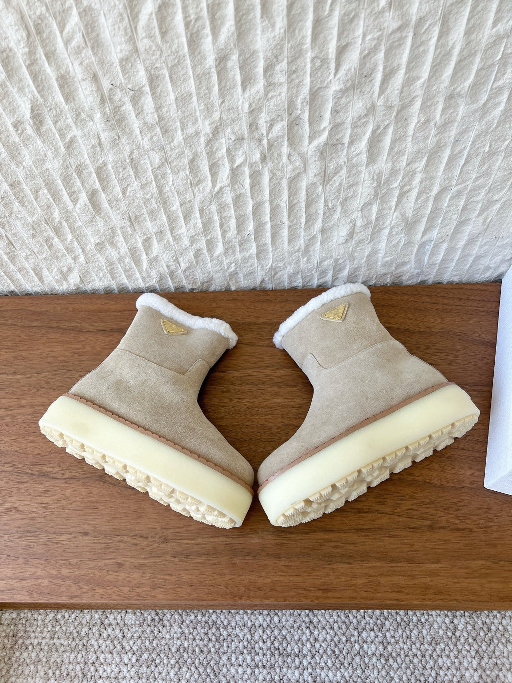 PRADA 25S ANKLE BOOTS 40 MM IN LIGHT BEIGE SUEDE SHEARLING-LINED