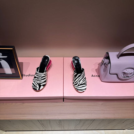 JACQUEMUS 26S DOUBLE-PLATFORM HEEL SANDALS 100 MM IN BLACK & WHITE PONY HAIR