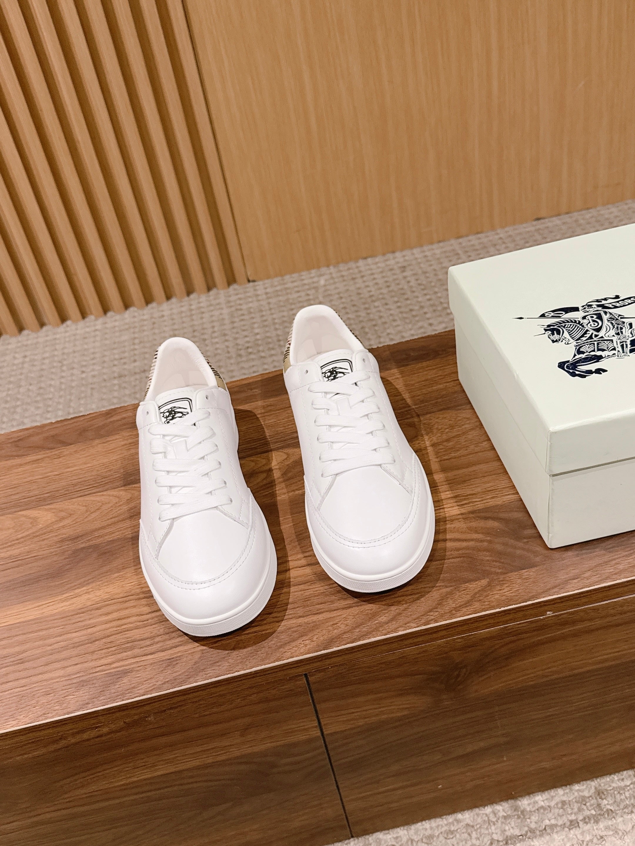 BURBERRY 26S SNEAKERS IN WHITE SOFT CALFSKIN