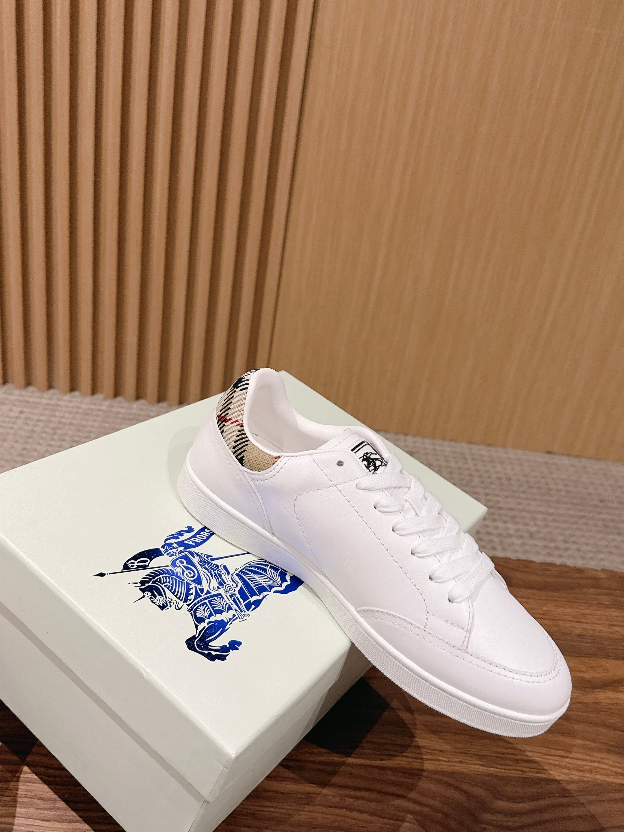 BURBERRY 26S SNEAKERS IN WHITE SOFT CALFSKIN