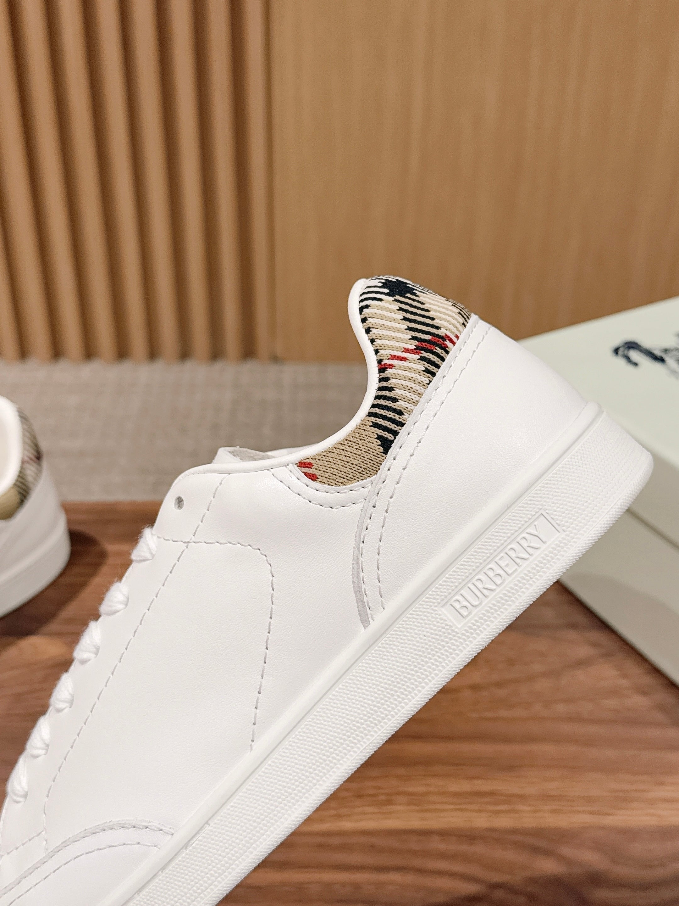 BURBERRY 26S SNEAKERS IN WHITE SOFT CALFSKIN