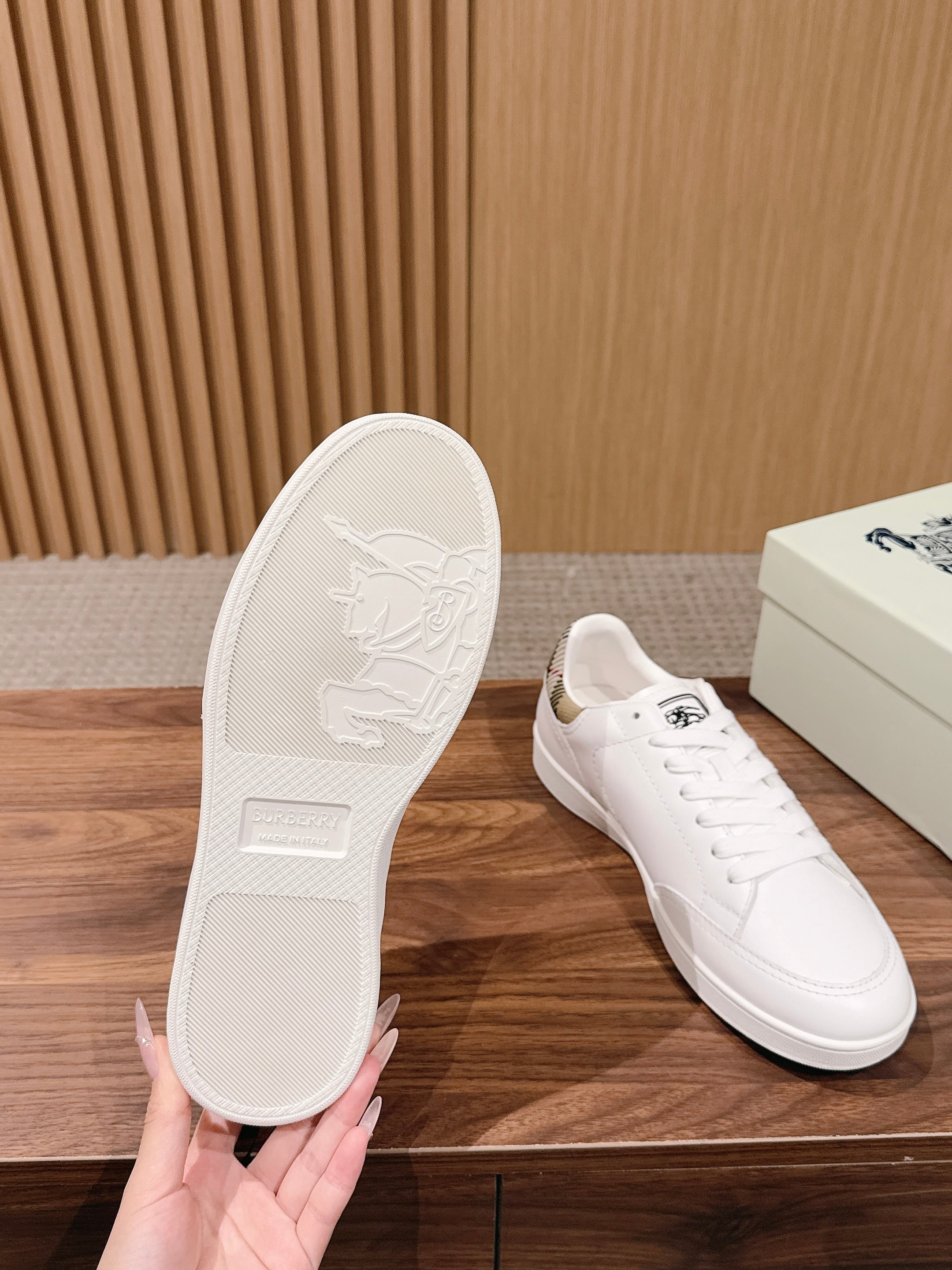 BURBERRY 26S SNEAKERS IN WHITE SOFT CALFSKIN