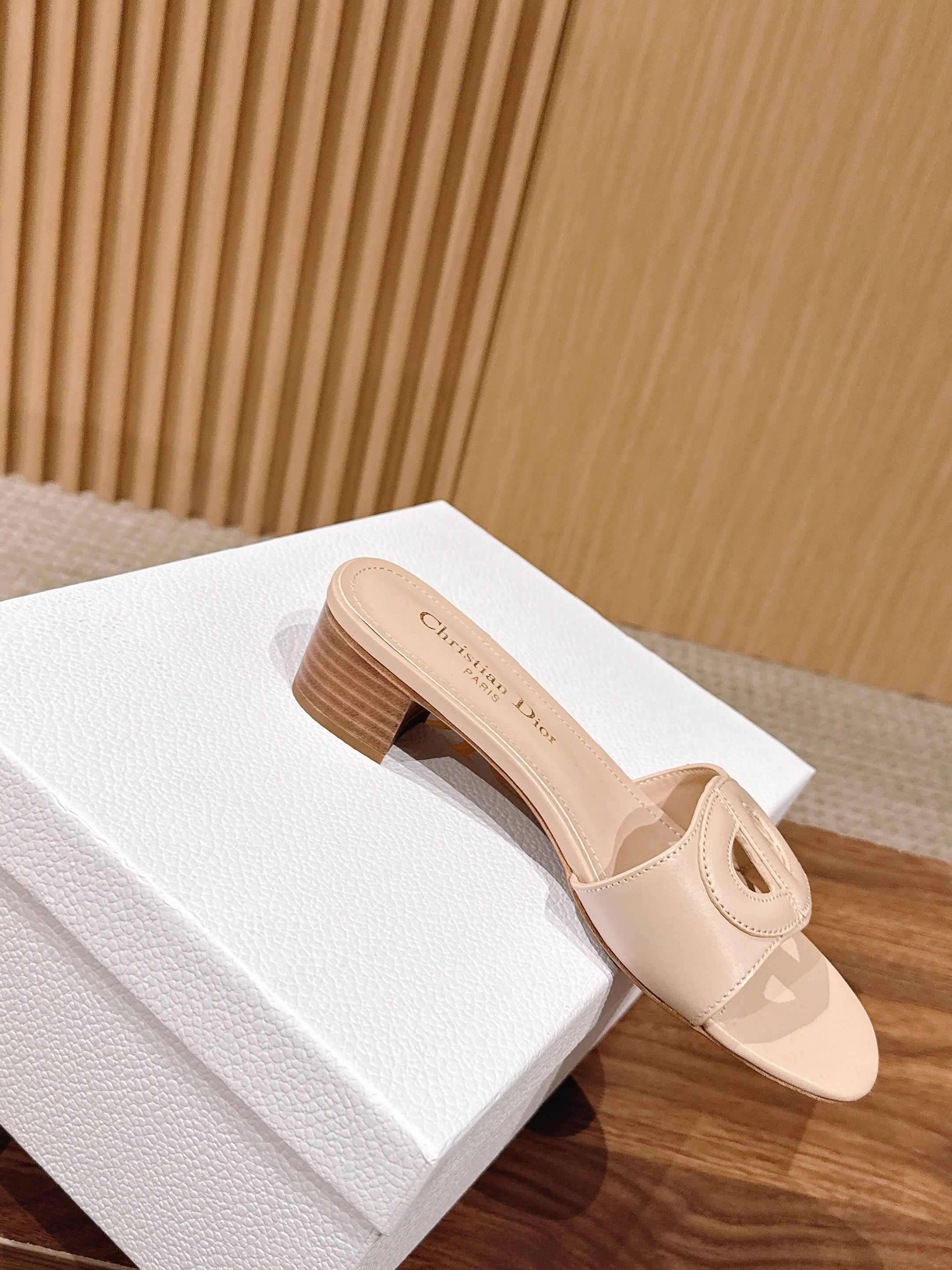 DIOR 26S LOW HEEL SLIDE SANDALS IN BEIGE CALFSKIN PEARL GOLD BUCKLE