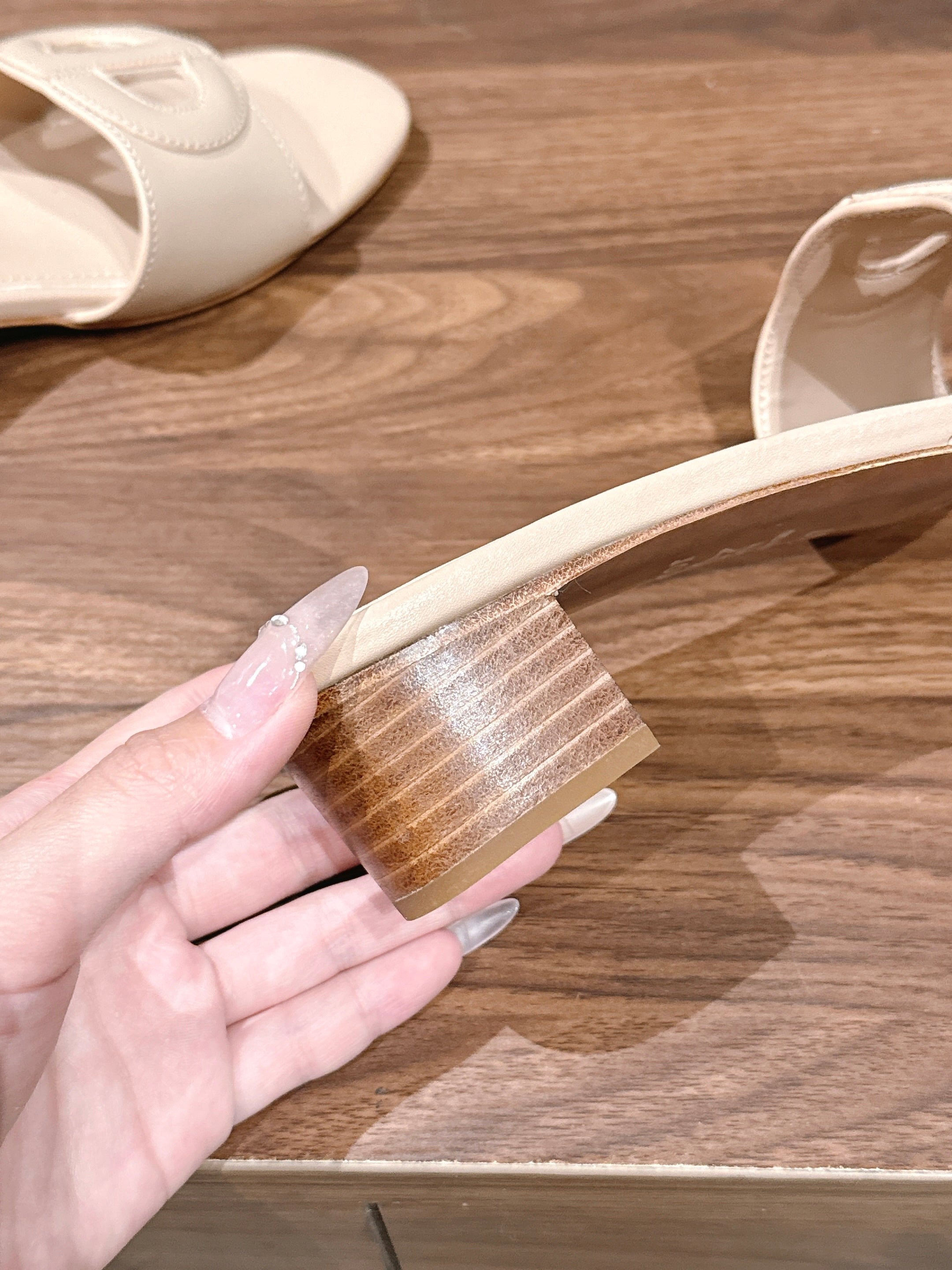 DIOR 26S LOW HEEL SLIDE SANDALS IN BEIGE CALFSKIN PEARL GOLD BUCKLE