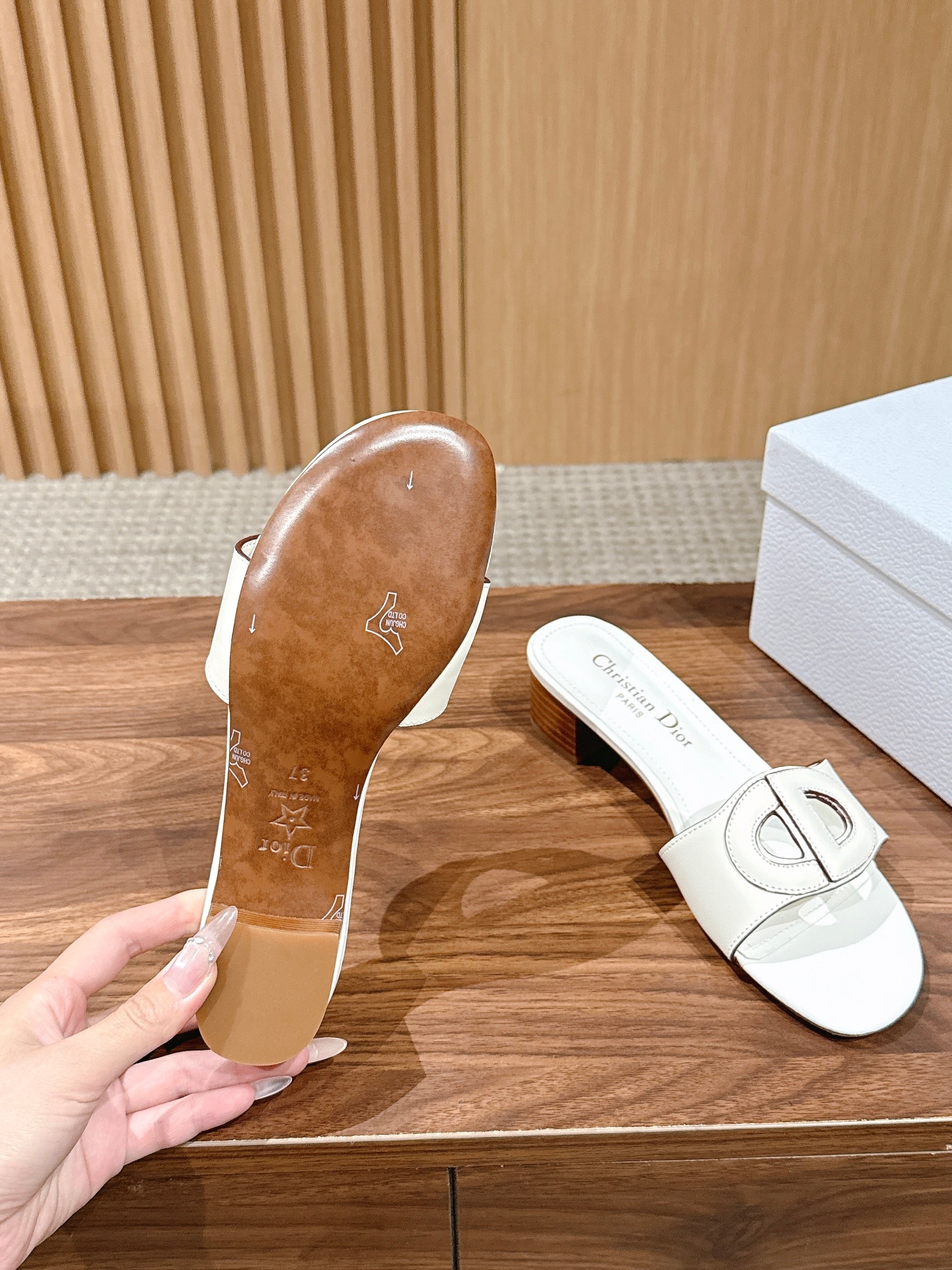 DIOR 26S LOW HEEL SLIDE SANDALS IN WHITE CALFSKIN PEARL GOLD BUCKLE