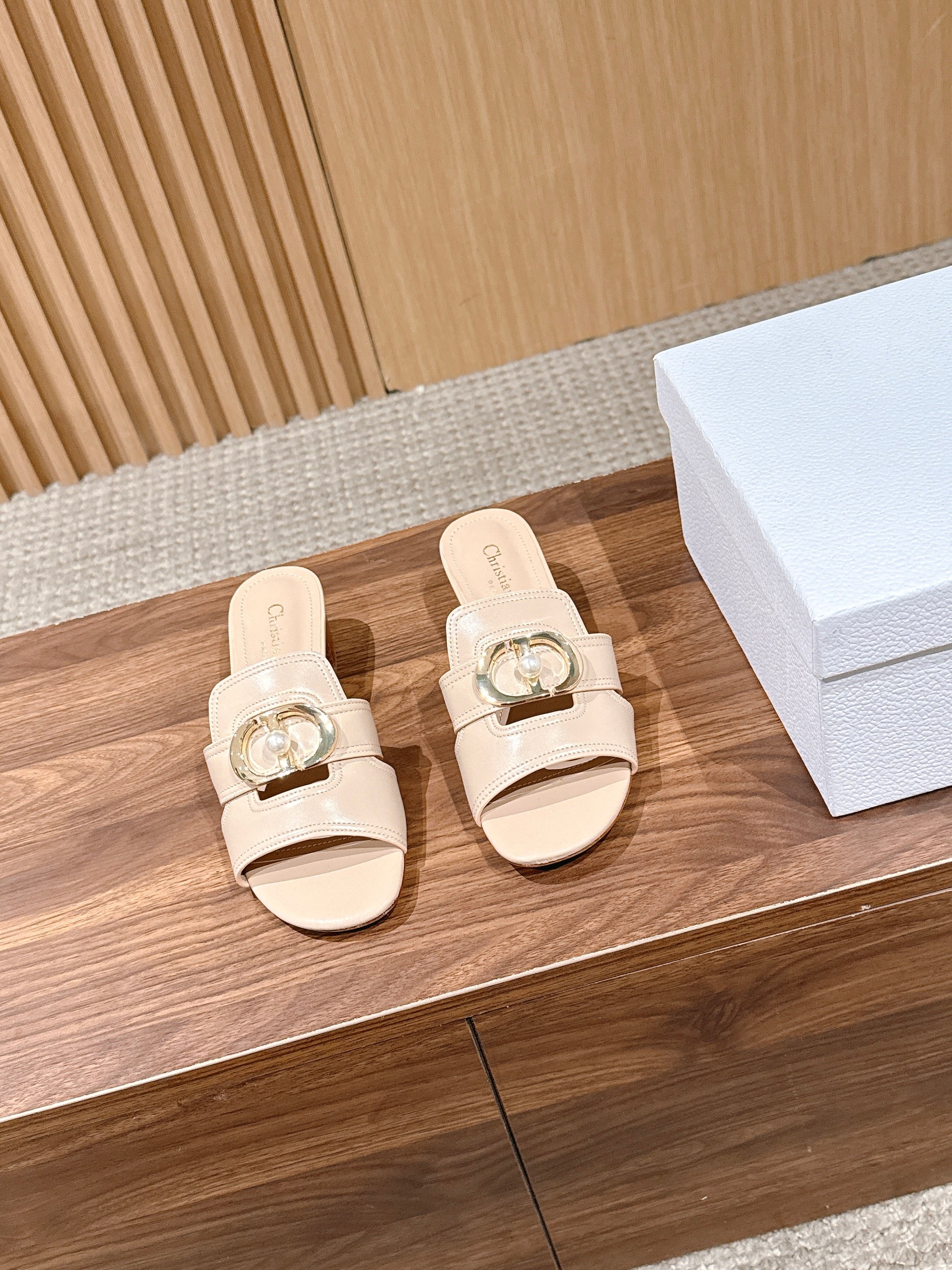 DIOR 26S LOW HEEL SLIDE SANDALS IN BEIGE CALFSKIN GOLD PEARL BUCKLE