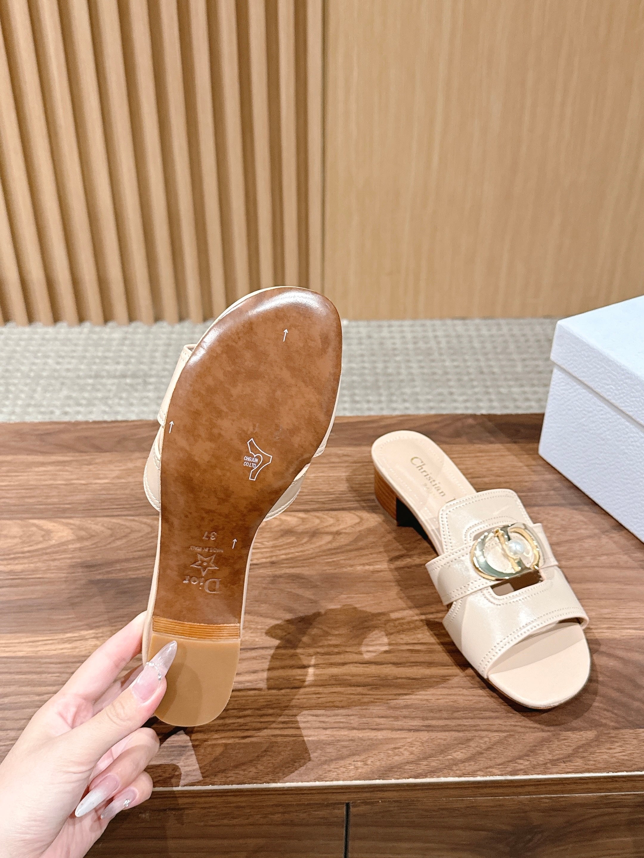 DIOR 26S LOW HEEL SLIDE SANDALS IN BEIGE CALFSKIN GOLD PEARL BUCKLE