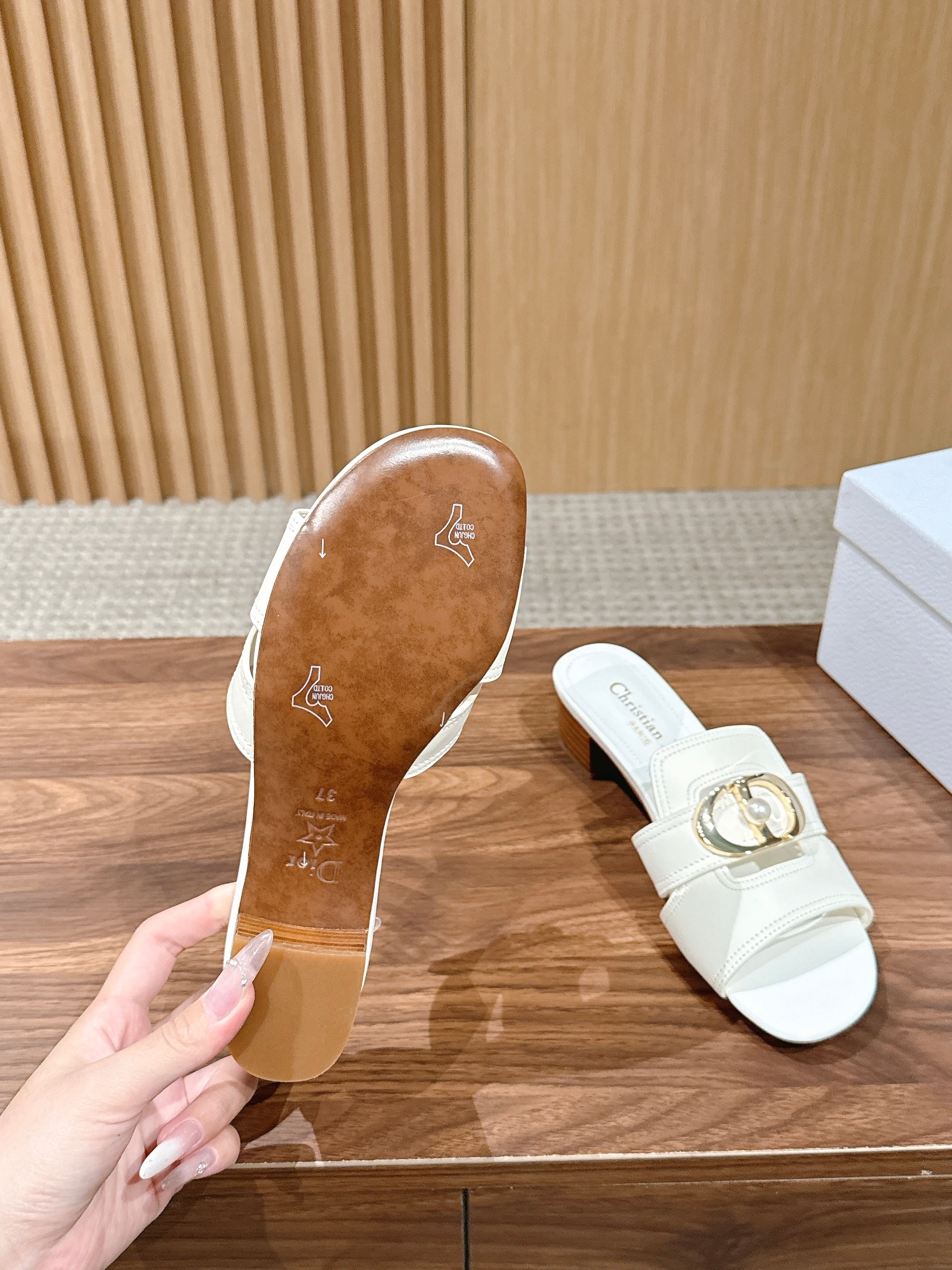DIOR 26S LOW HEEL SLIDE SANDALS IN WHITE CALFSKIN GOLD PEARL BUCKLE