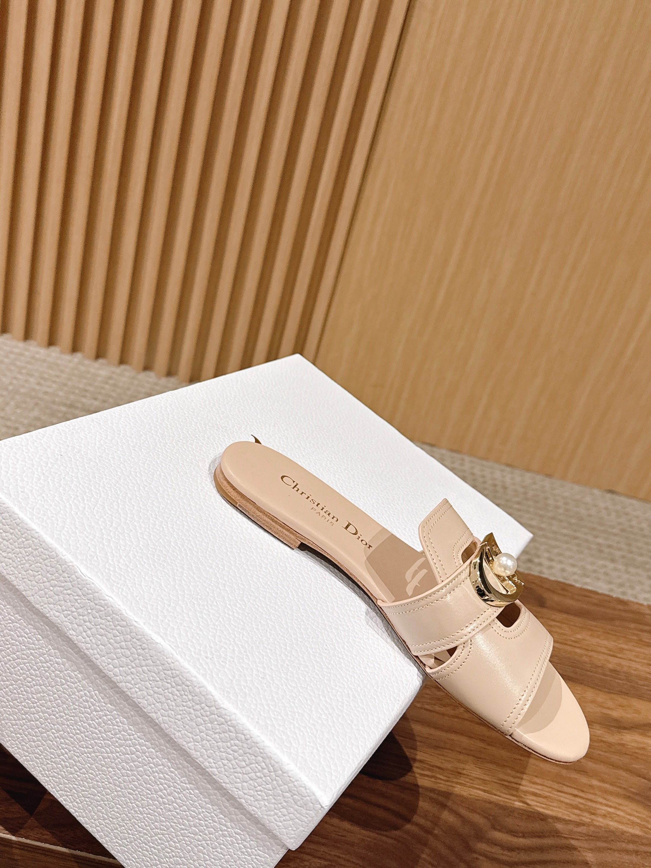 DIOR 26S WIDE STRAP SLIDE SANDALS IN BEIGE CALFSKIN PEARL GOLD BUCKLE