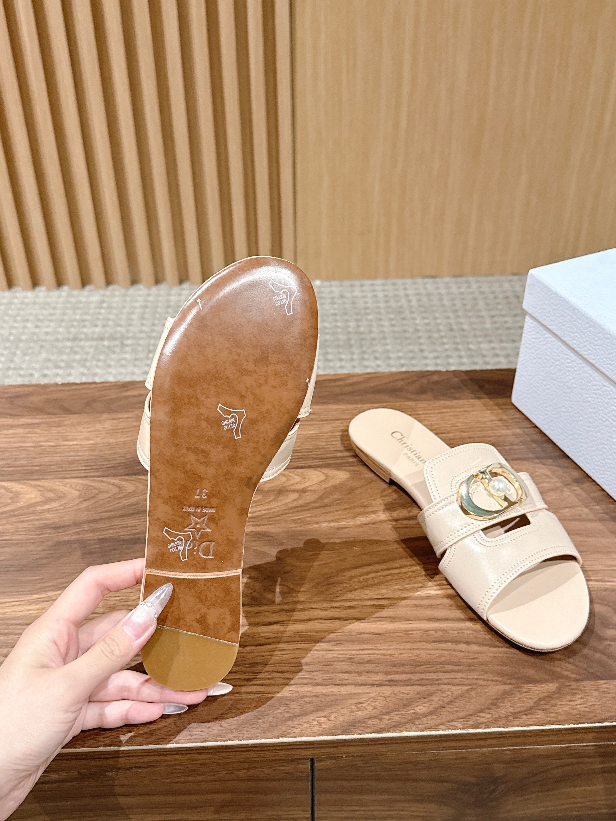 DIOR 26S WIDE STRAP SLIDE SANDALS IN BEIGE CALFSKIN PEARL GOLD BUCKLE