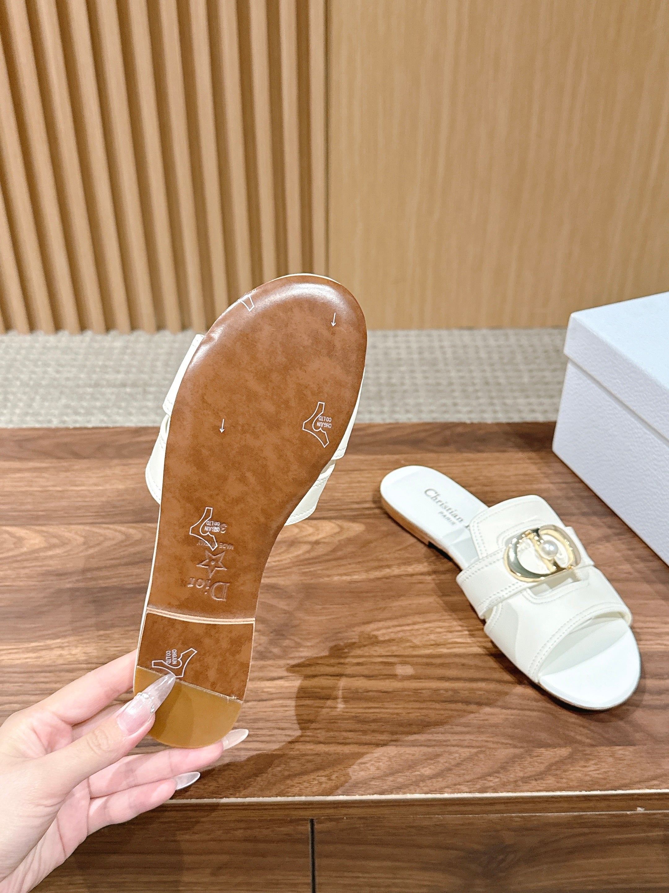 DIOR 26S WIDE STRAP SLIDE SANDALS IN WHITE CALFSKIN PEARL GOLD BUCKLE