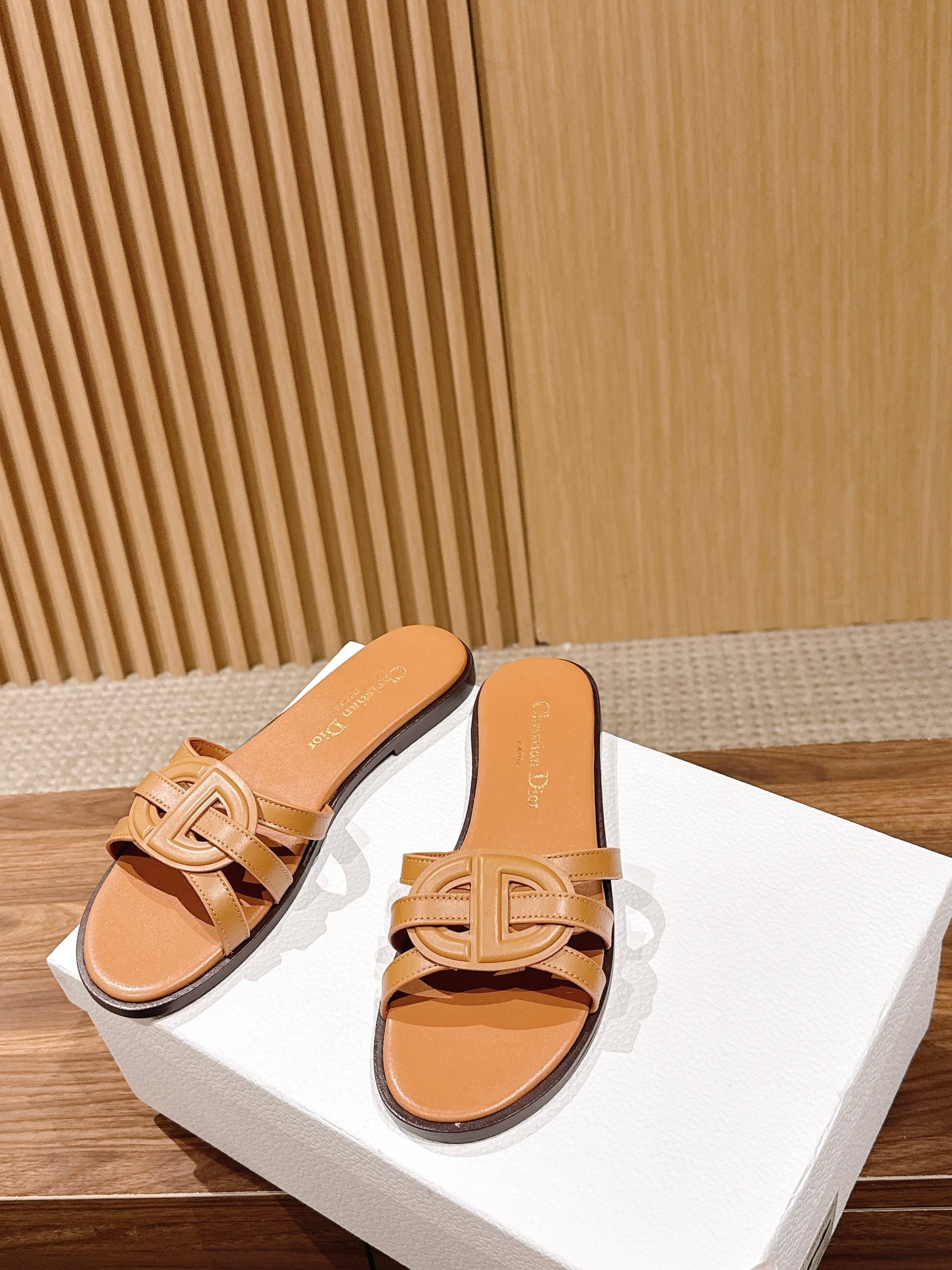 DIOR 26S SLIDE SANDALS IN CARAMEL BROWN CLUB WOVEN CALFSKIN