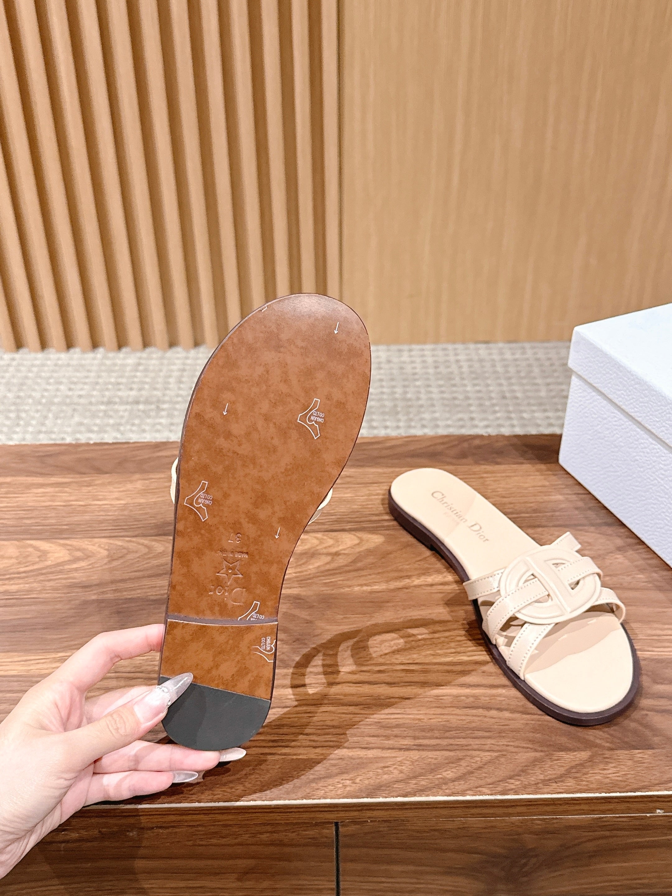 DIOR 26S SLIDE SANDALS IN BEIGE CLUB WOVEN CALFSKIN