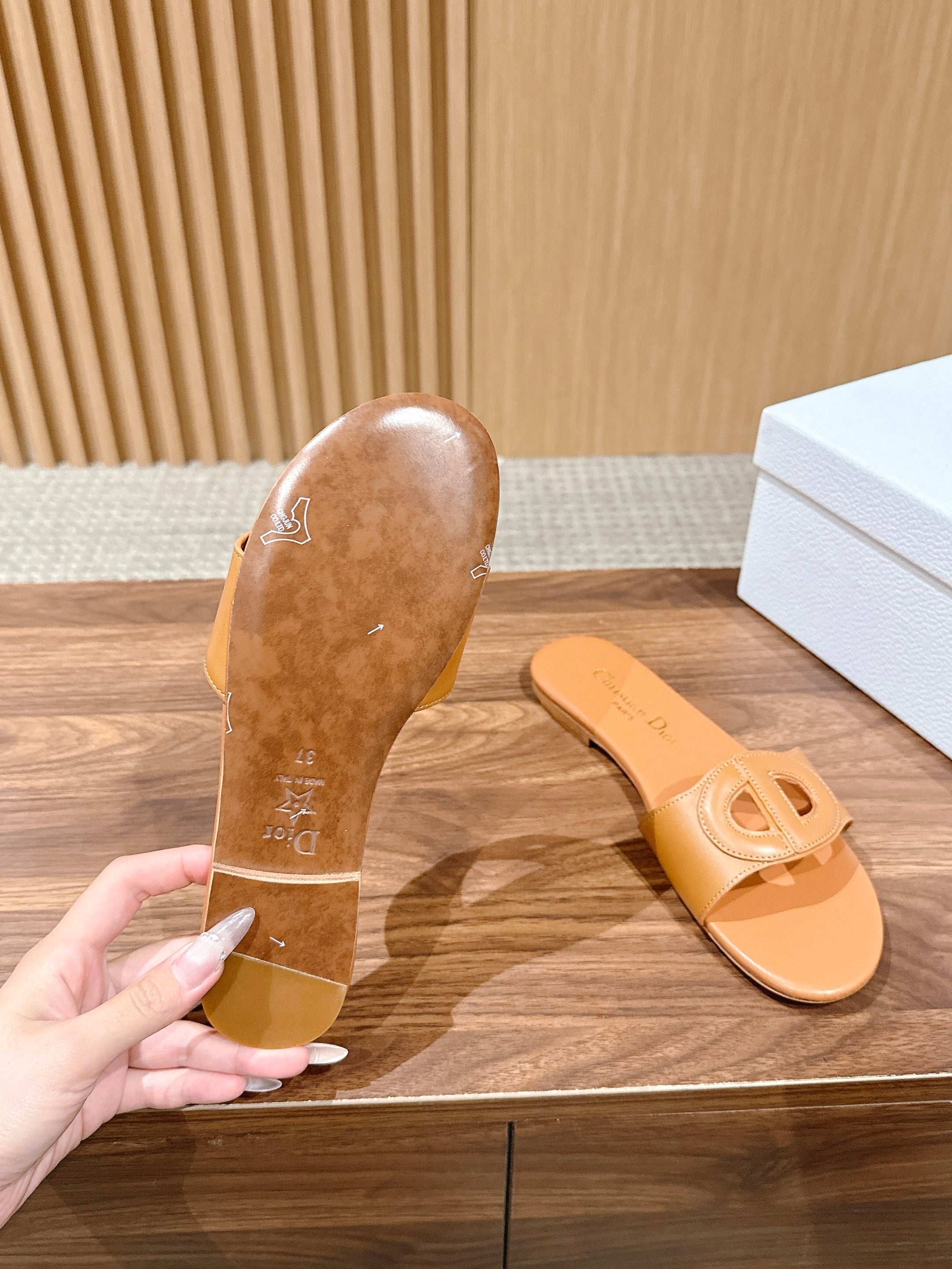 DIOR 26S SLIDE SANDALS IN CARAMEL BROWN CALFSKIN CD LOGO
