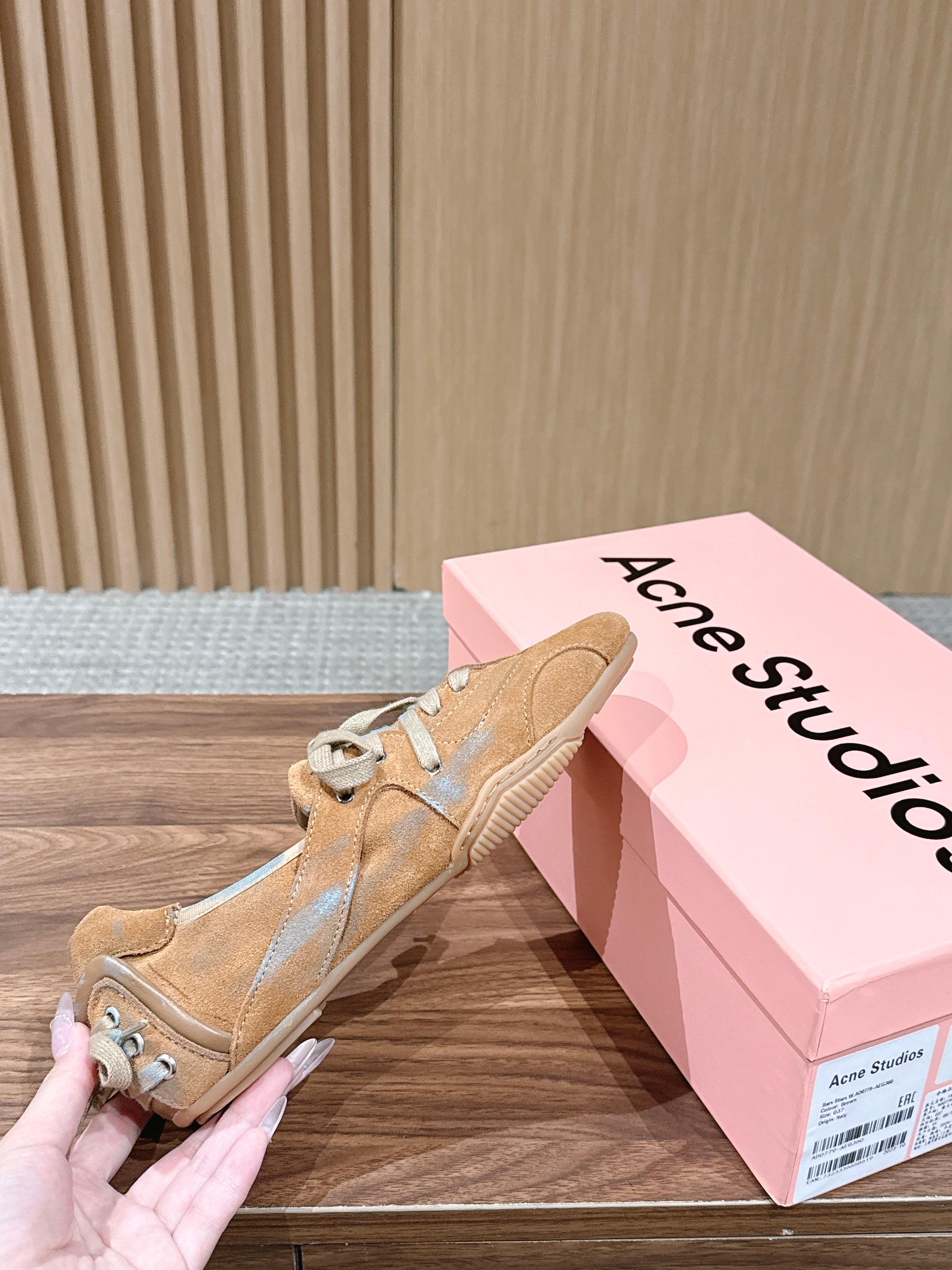 DIOR 26S LOW TOP SNEAKERS IN BEIGE SUEDE WITH LIGHT GREY LACES