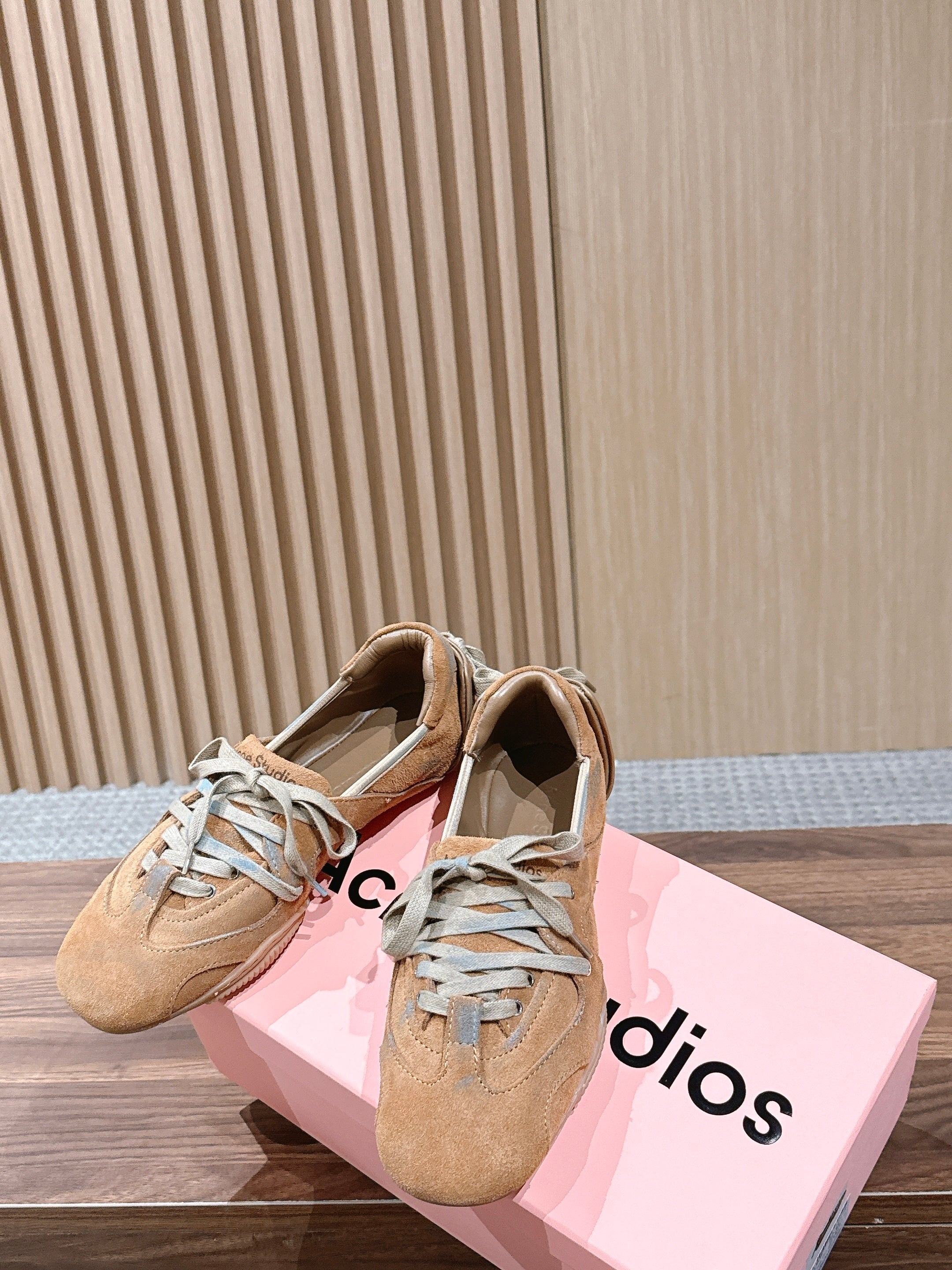 DIOR 26S LOW TOP SNEAKERS IN BEIGE SUEDE WITH LIGHT GREY LACES