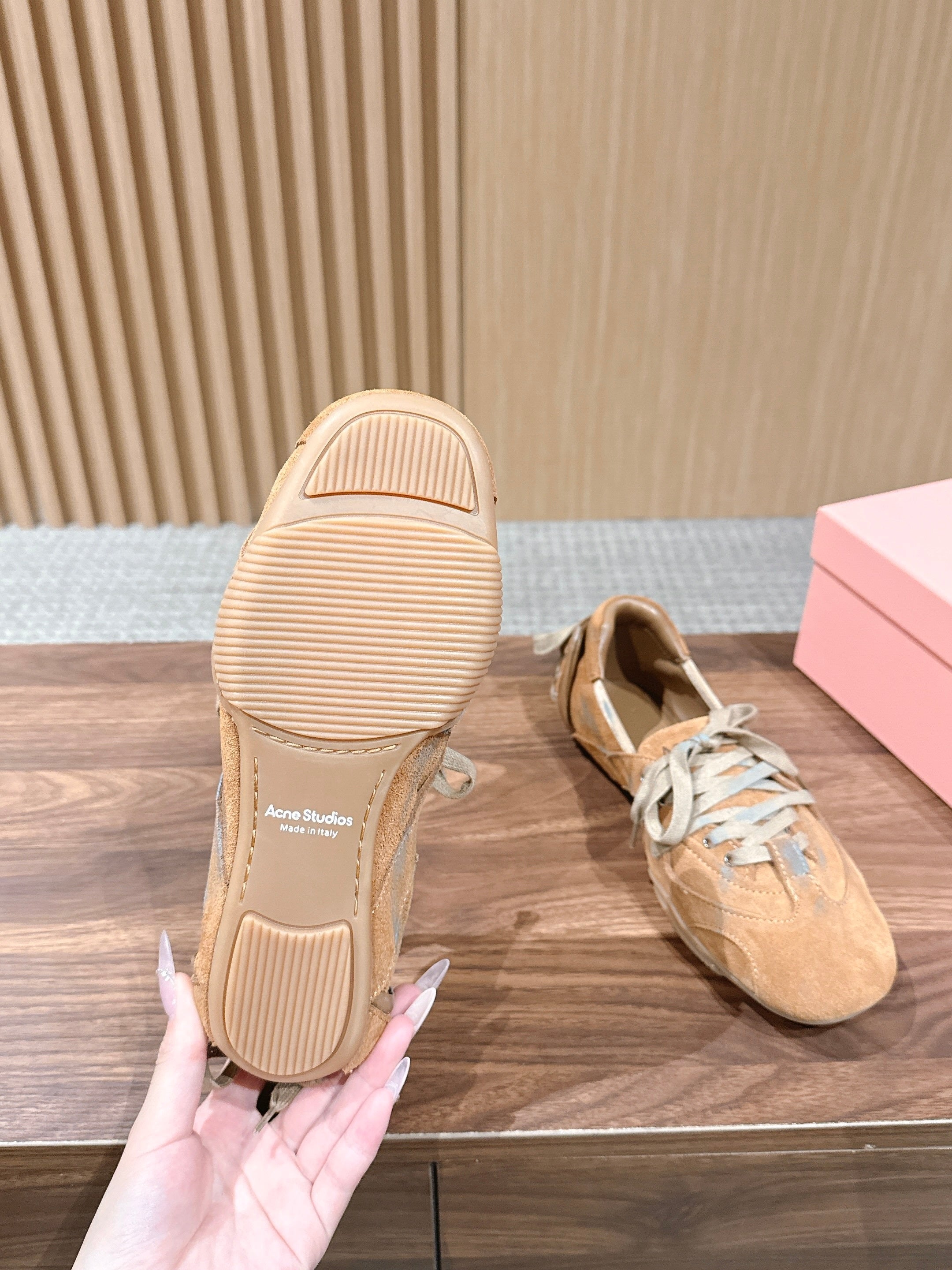DIOR 26S LOW TOP SNEAKERS IN BEIGE SUEDE WITH LIGHT GREY LACES