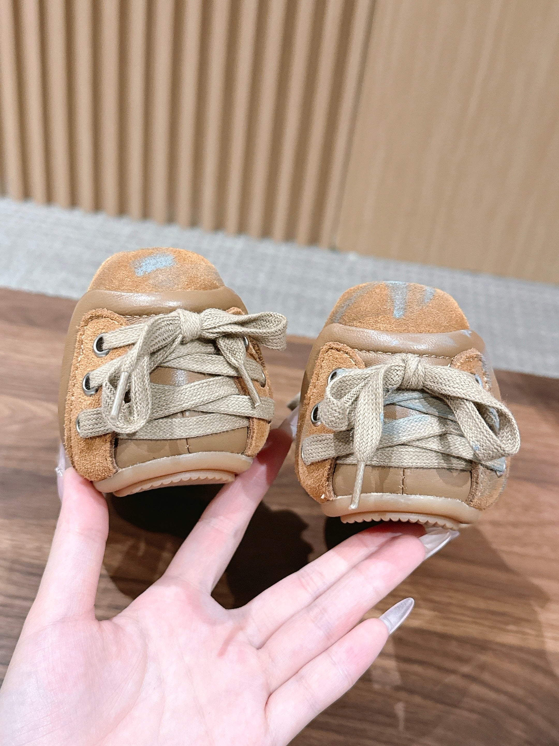 DIOR 26S LOW TOP SNEAKERS IN BEIGE SUEDE WITH LIGHT GREY LACES