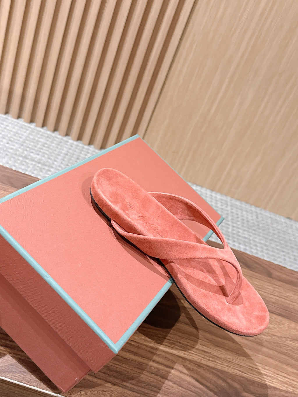 LP 26S THONG SANDALS IN CORAL PINK SUEDE