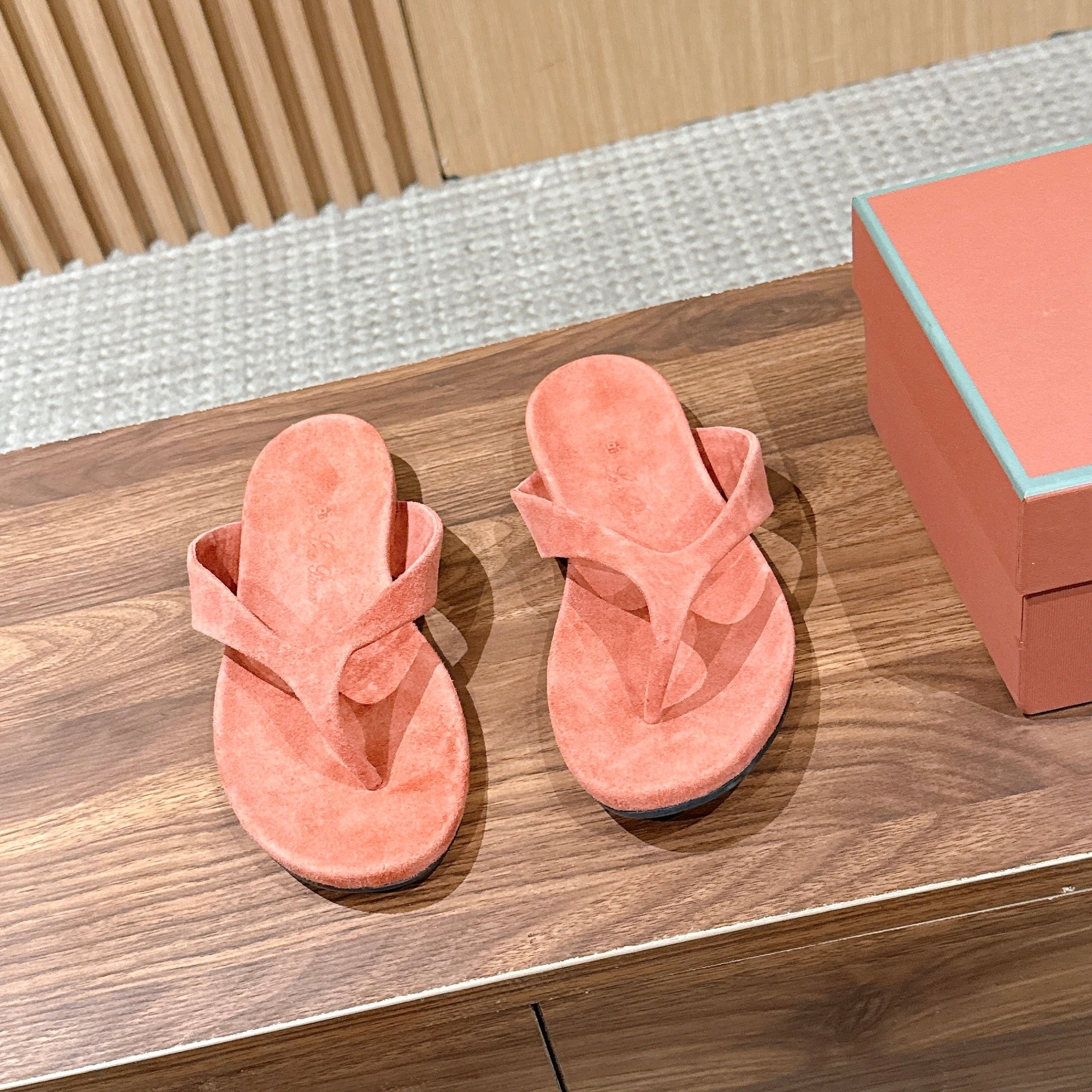 LP 26S THONG SANDALS IN CORAL PINK SUEDE