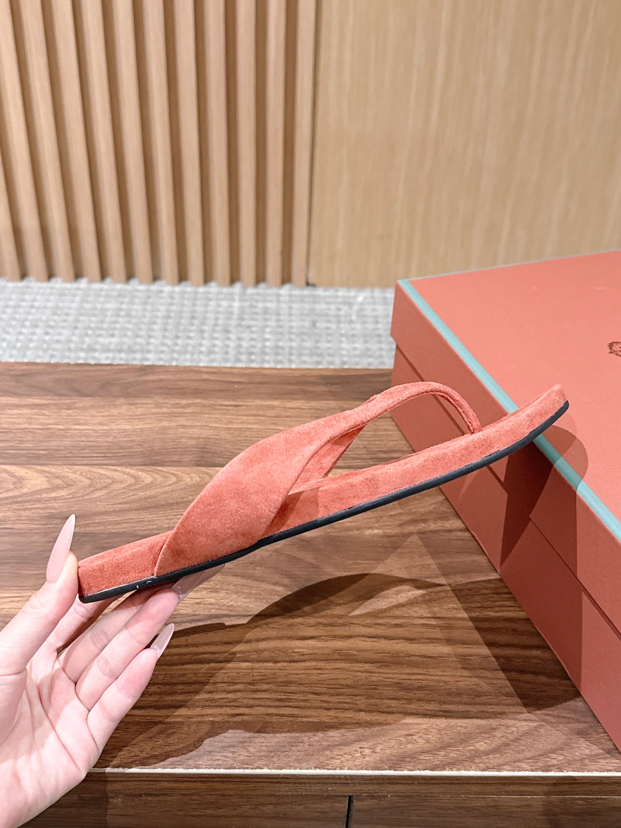 LP 26S THONG SANDALS IN CORAL PINK SUEDE