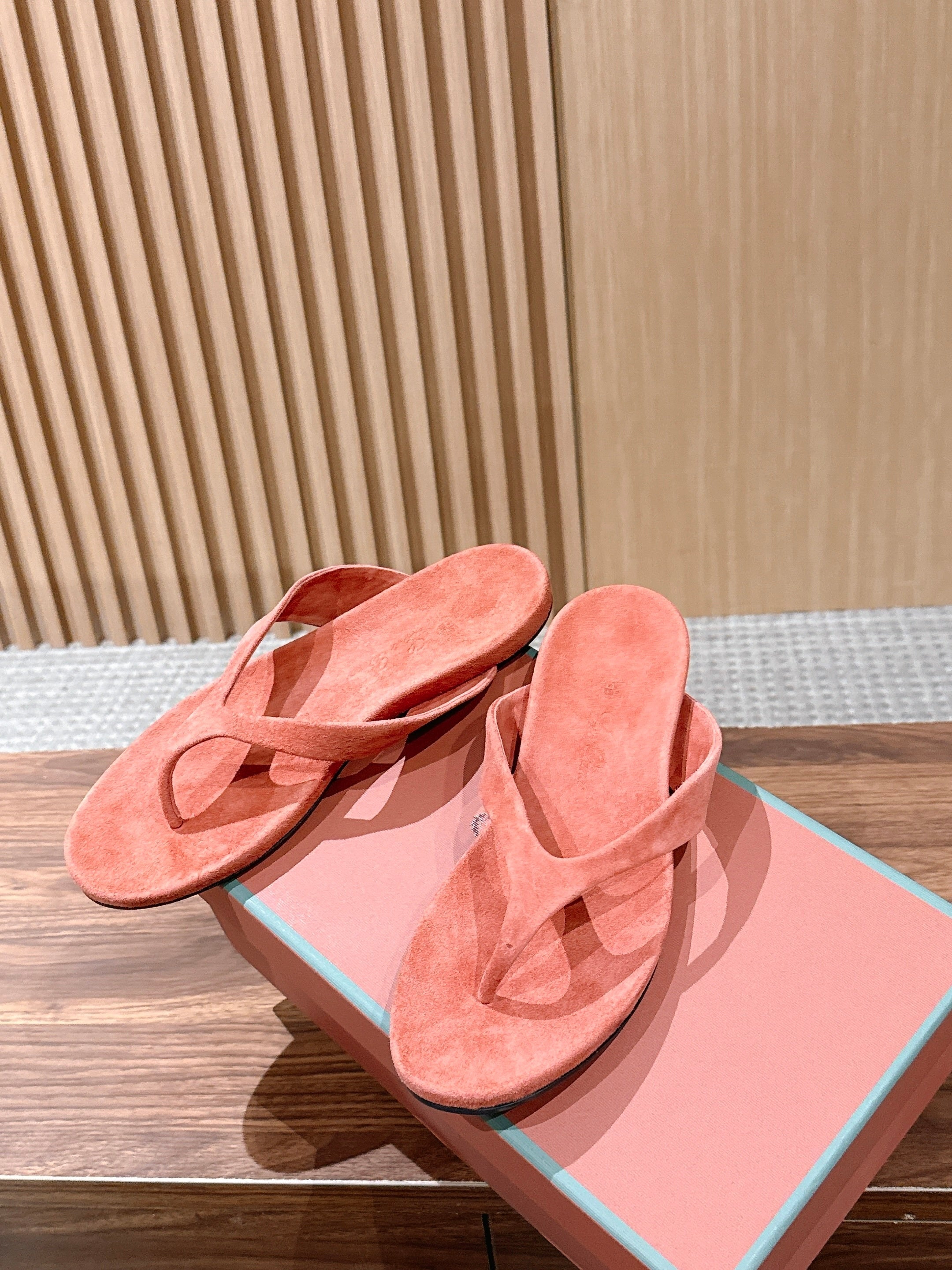 LP 26S THONG SANDALS IN CORAL PINK SUEDE