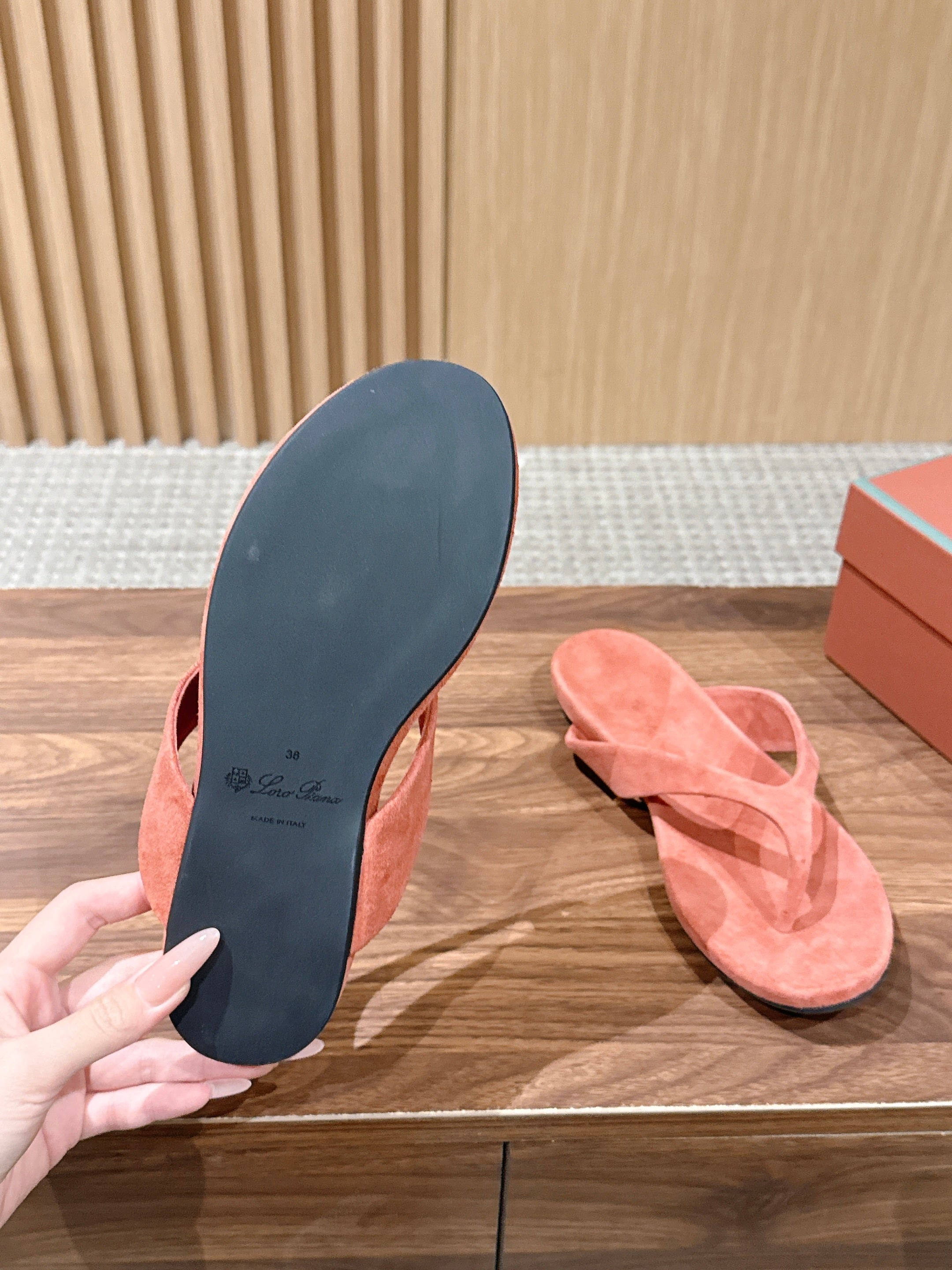 LP 26S THONG SANDALS IN CORAL PINK SUEDE