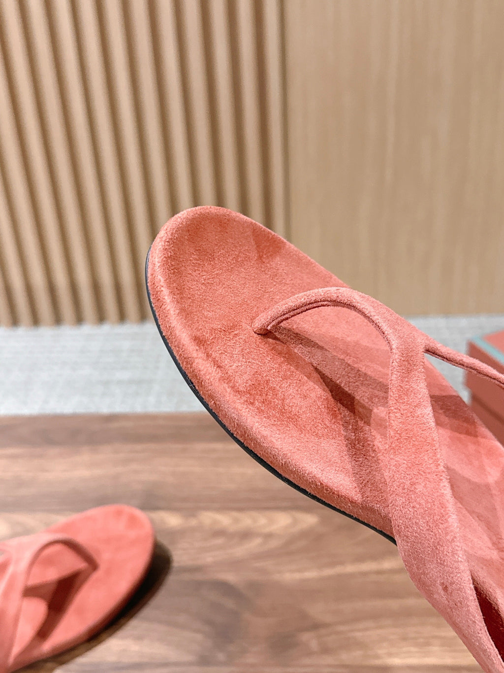 LP 26S THONG SANDALS IN CORAL PINK SUEDE