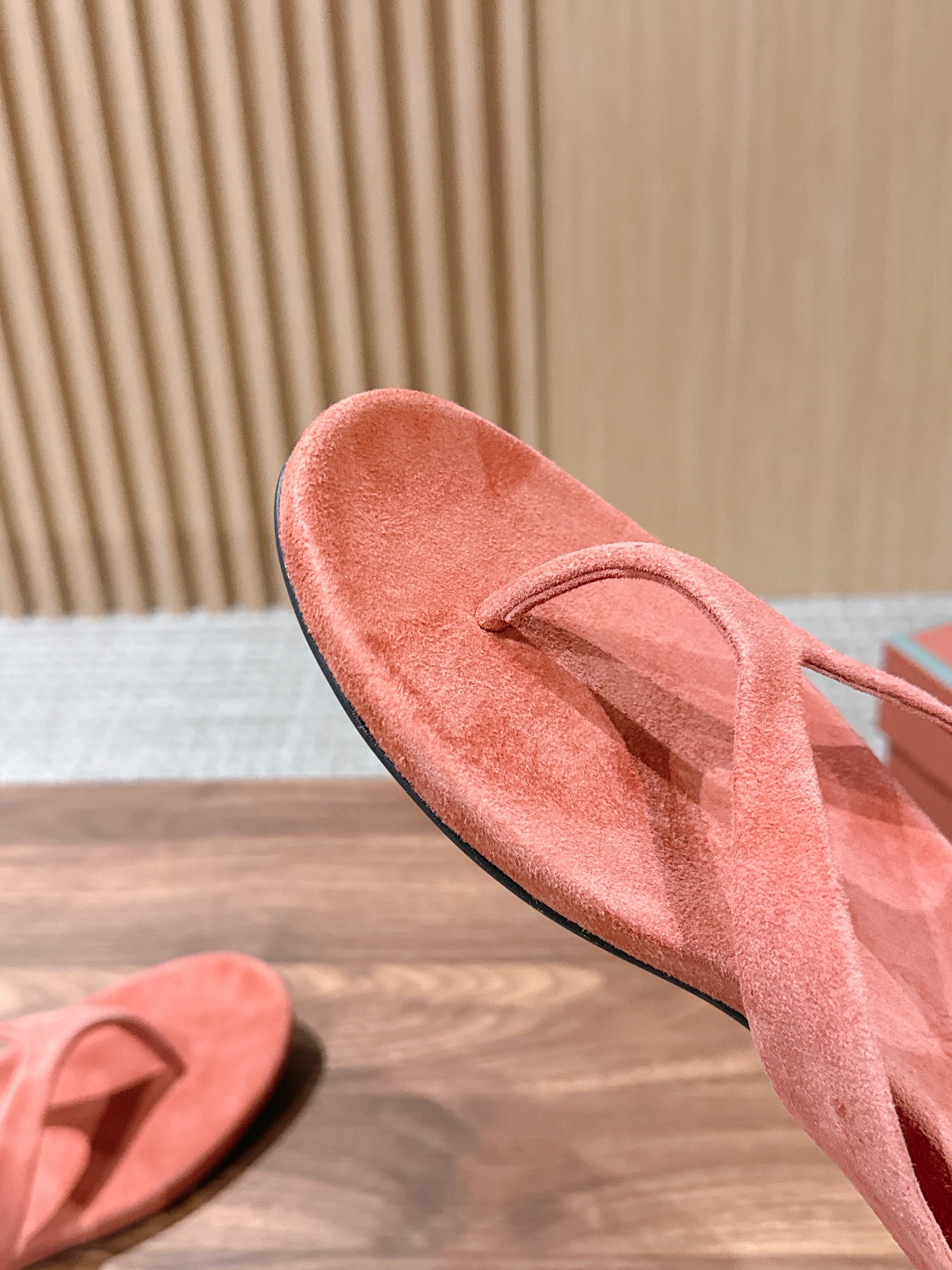LP 26S THONG SANDALS IN CORAL PINK SUEDE
