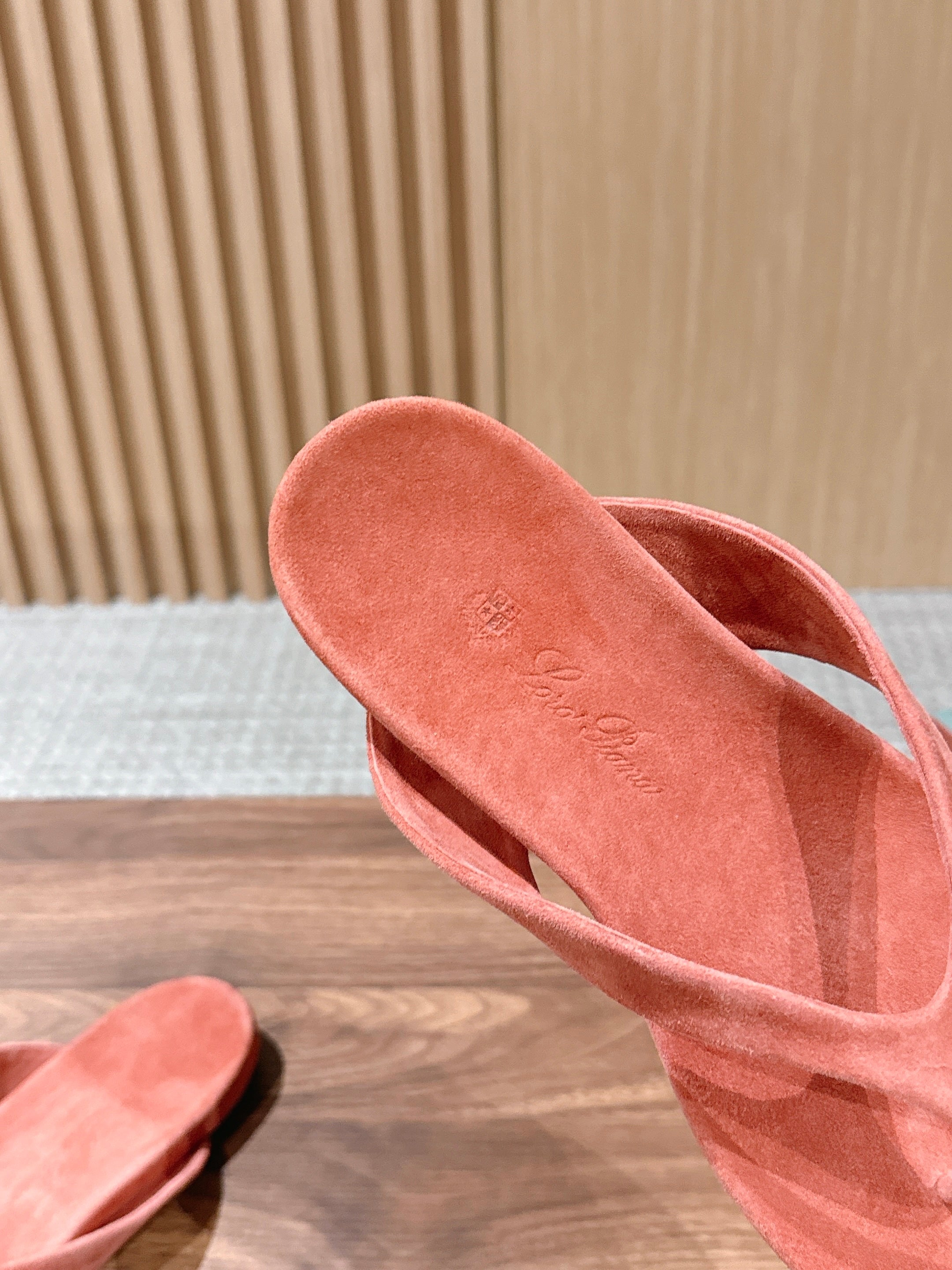 LP 26S THONG SANDALS IN CORAL PINK SUEDE