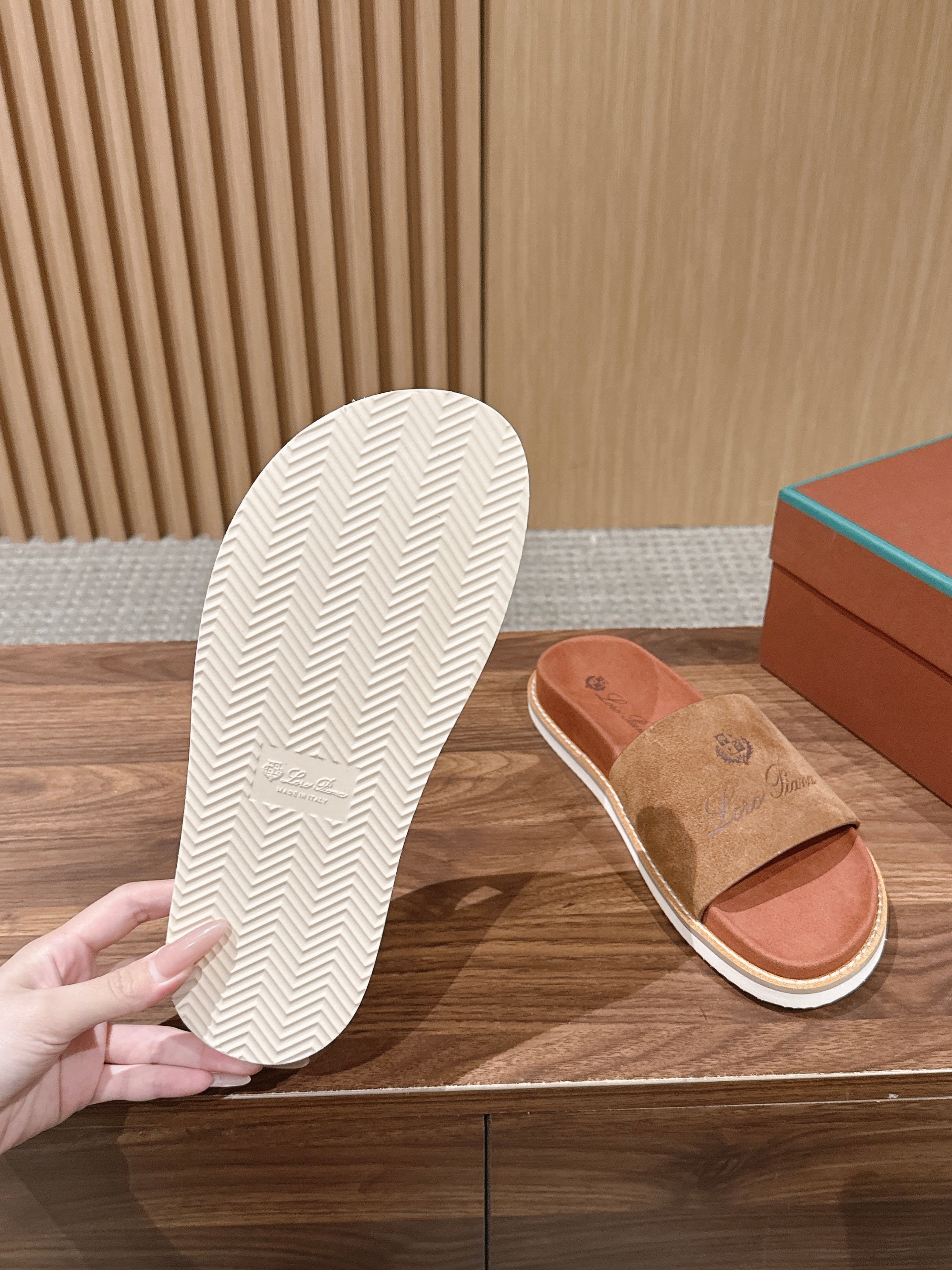 LP 26S SLIDES SANDAL IN BROWN SUEDE WITH LOGO