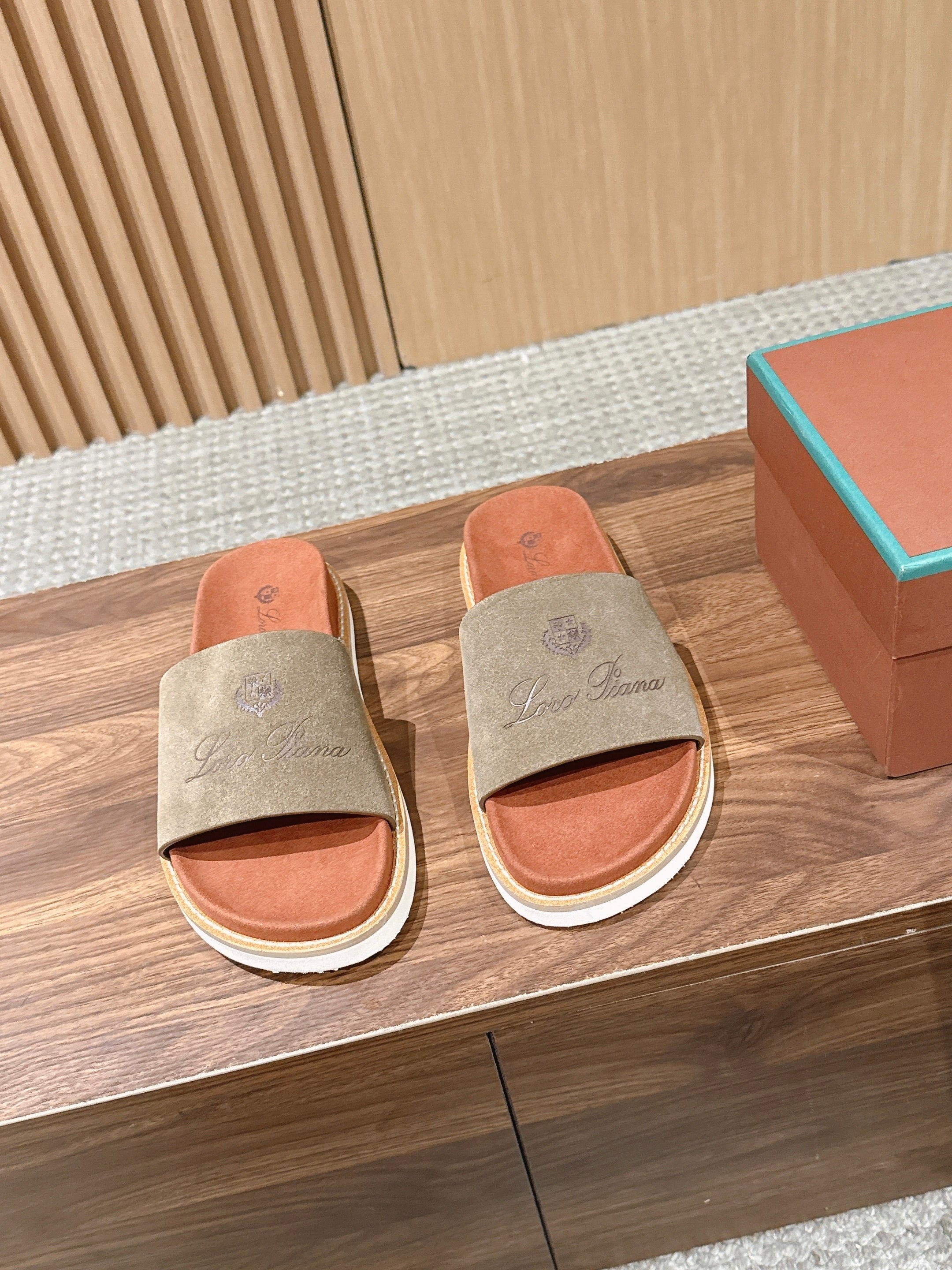 LP 26S SLIDES SANDAL IN OLIVE BROWN SUEDE WITH LOGO