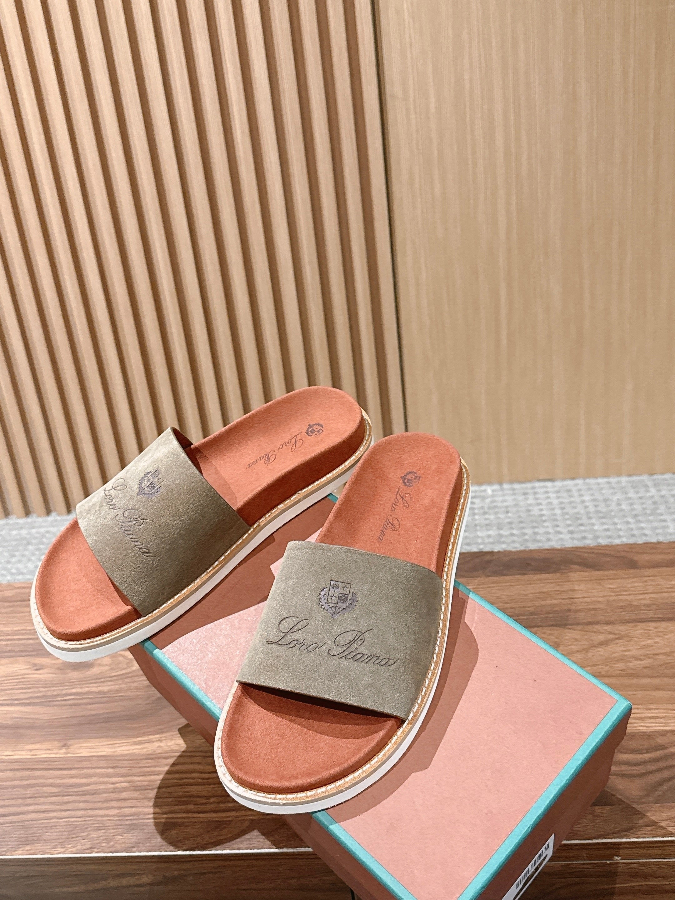 LP 26S SLIDES SANDAL IN OLIVE BROWN SUEDE WITH LOGO