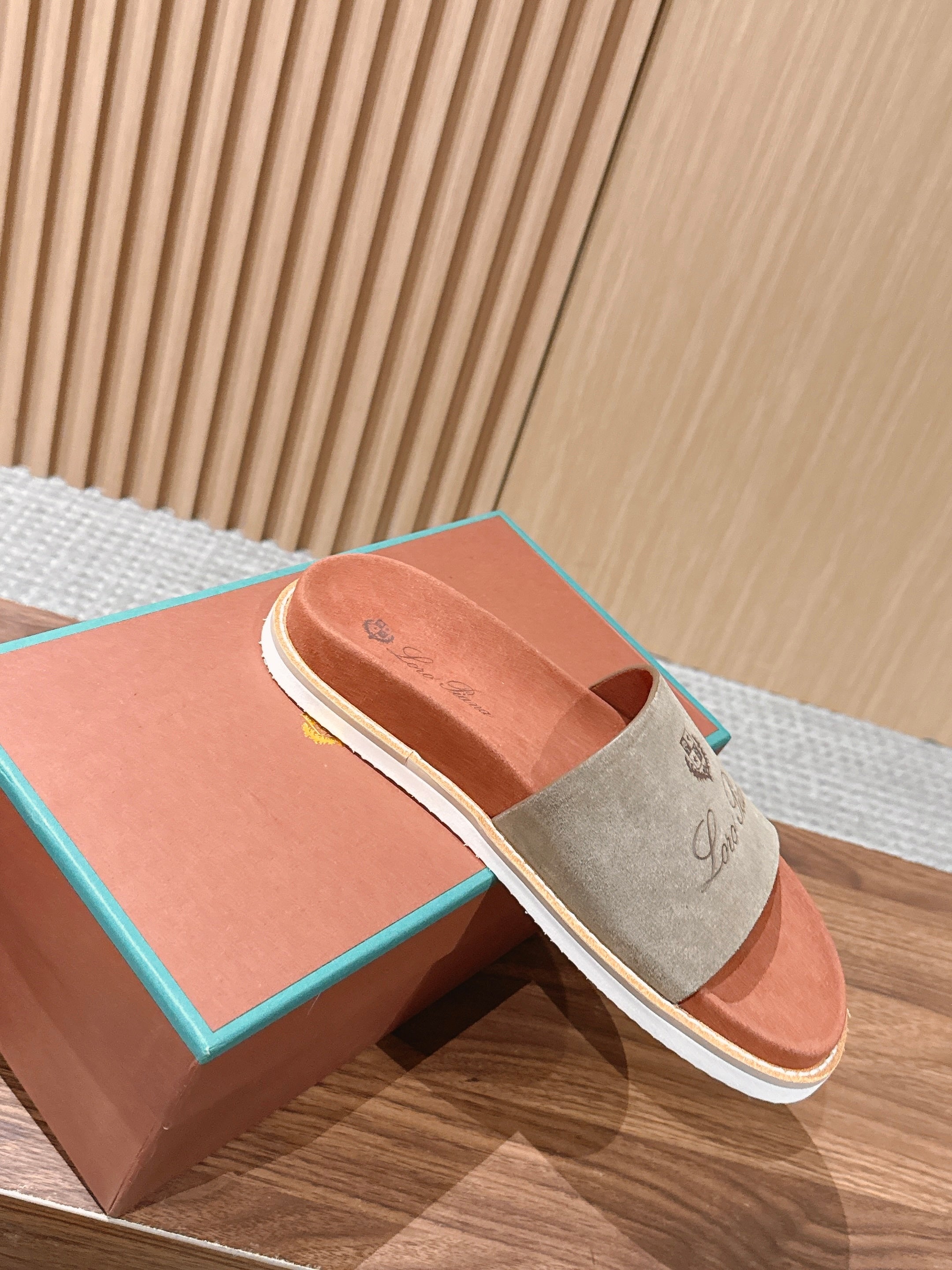 LP 26S SLIDES SANDAL IN OLIVE BROWN SUEDE WITH LOGO