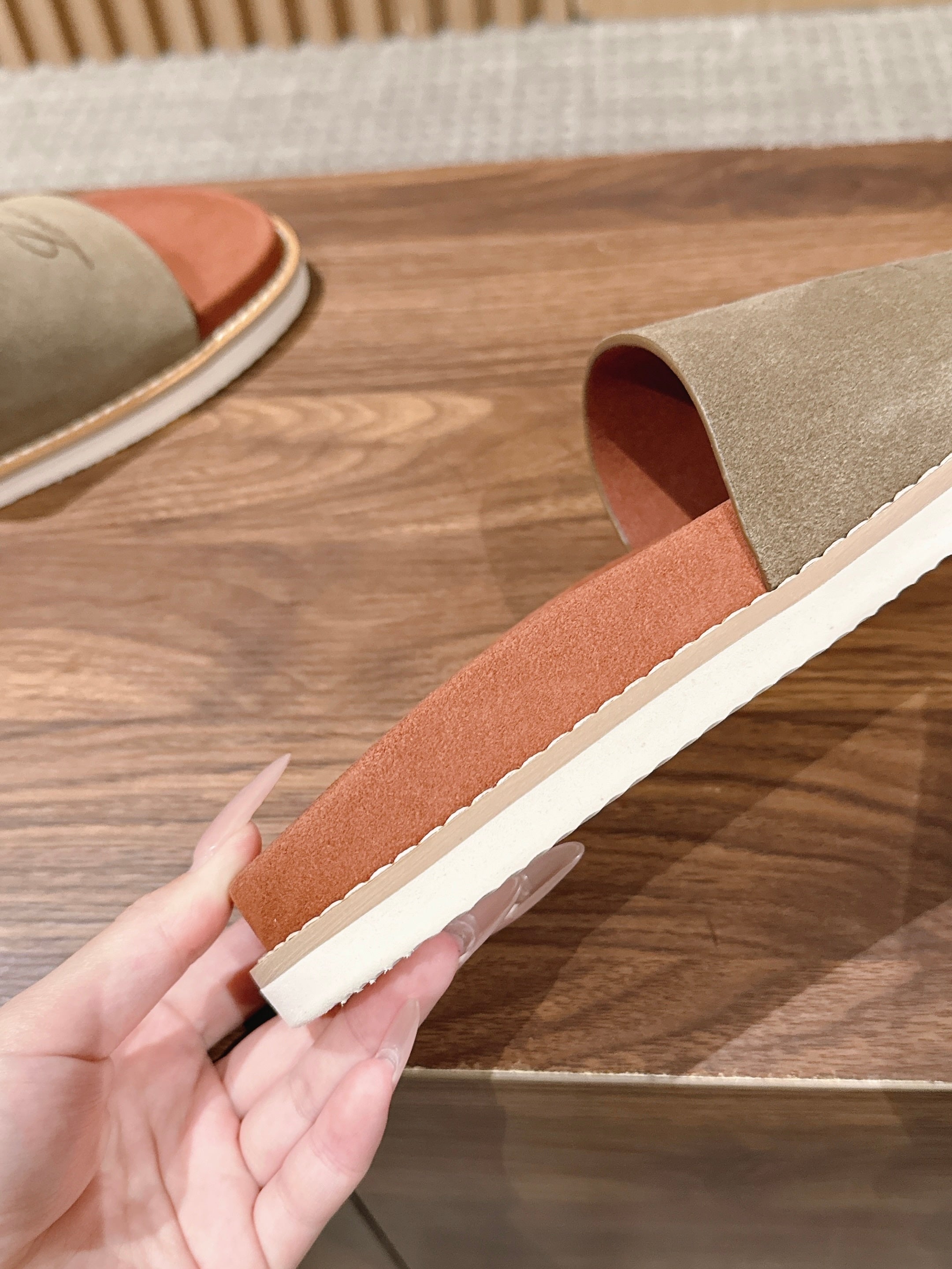LP 26S SLIDES SANDAL IN OLIVE BROWN SUEDE WITH LOGO