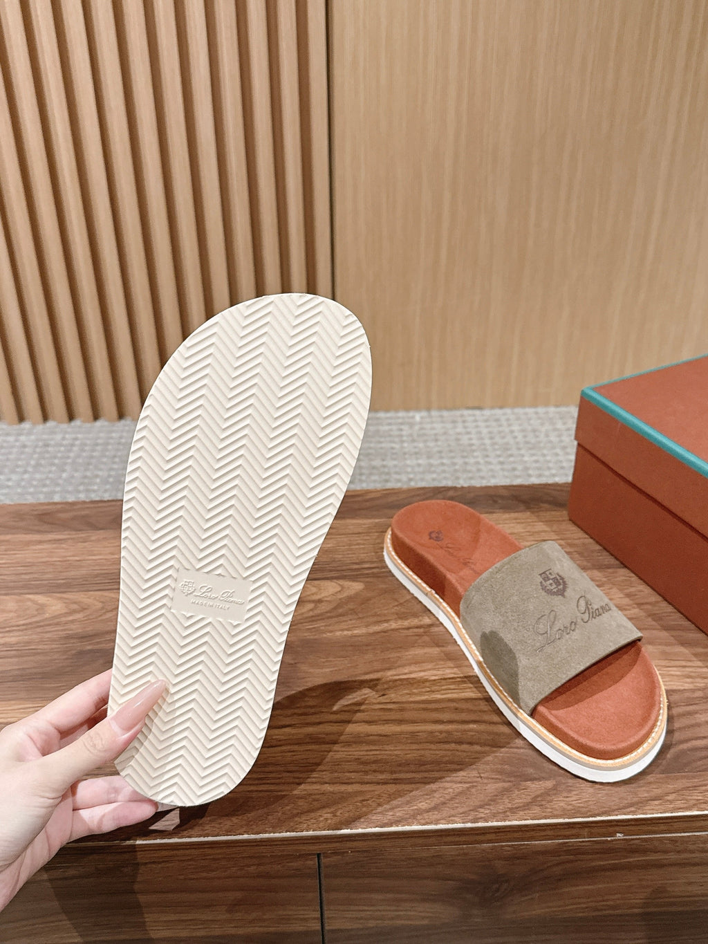 LP 26S SLIDES SANDAL IN OLIVE BROWN SUEDE WITH LOGO